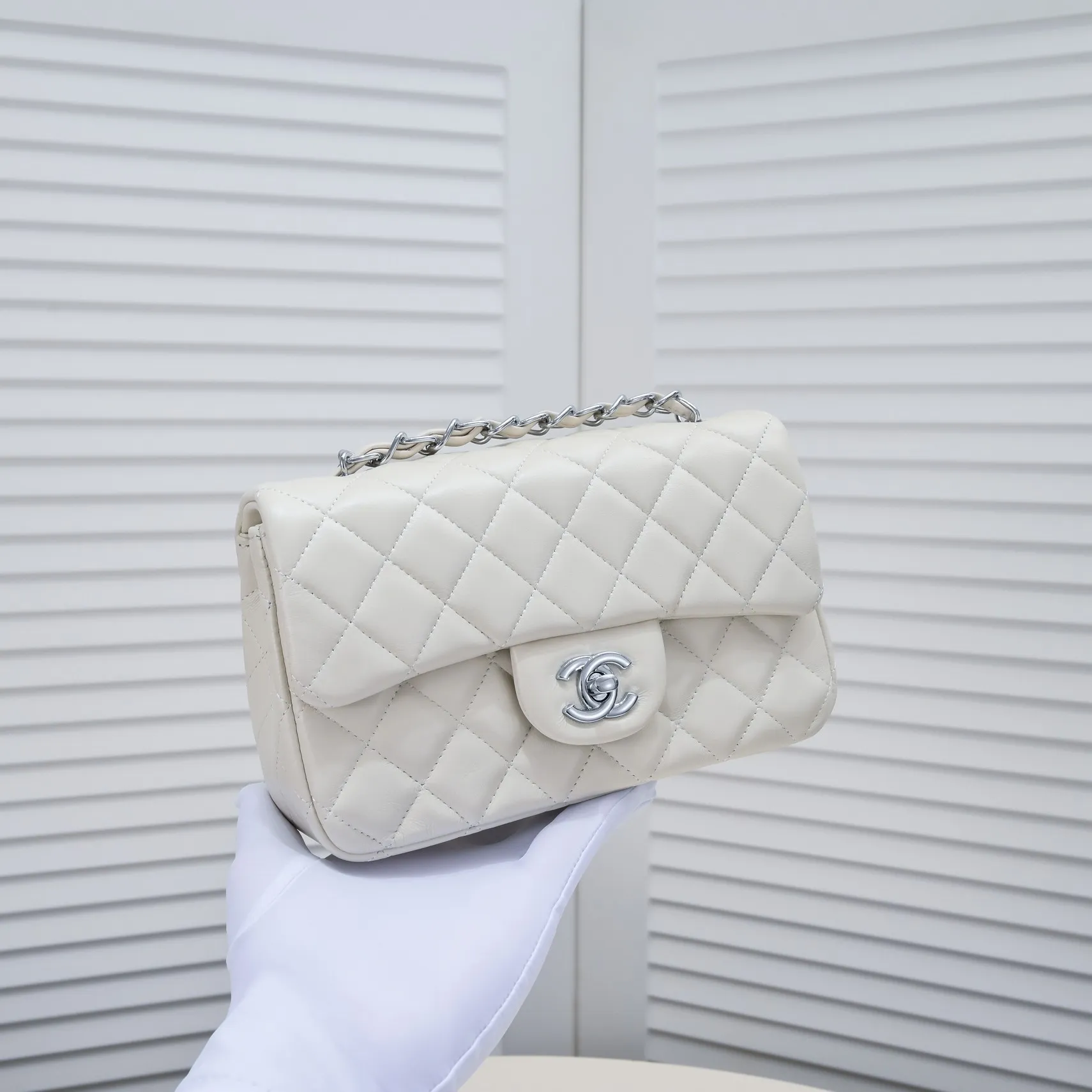 💰320￥ Off-white 1116 color CF versatile lambskin 🌹 Chanel 💃🏻‼ ️Eternal classic style [shy] noble temperament💃🏻favorite of celebrities🌟soft leather and high-end👍counter hardware exquisite workmanship to reject flaws [strong] both dazzling and feminine 😝[strong] luxurious and durable🌟Size: 20*14*7cm Style number: 1116