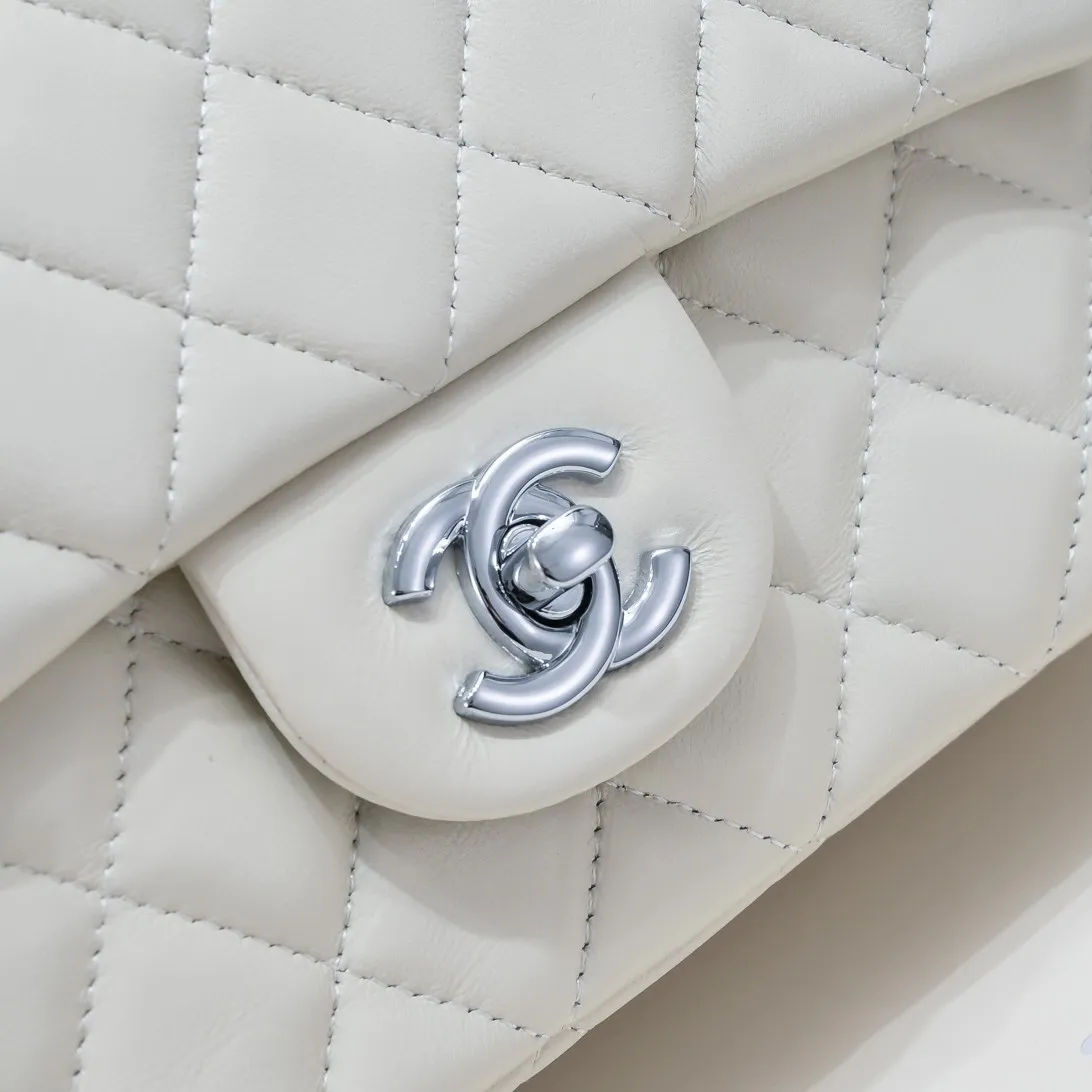💰320￥ Off-white 1116 color CF versatile lambskin 🌹 Chanel 💃🏻‼ ️Eternal classic style [shy] noble temperament💃🏻favorite of celebrities🌟soft leather and high-end👍counter hardware exquisite workmanship to reject flaws [strong] both dazzling and feminine 😝[strong] luxurious and durable🌟Size: 20*14*7cm Style number: 1116