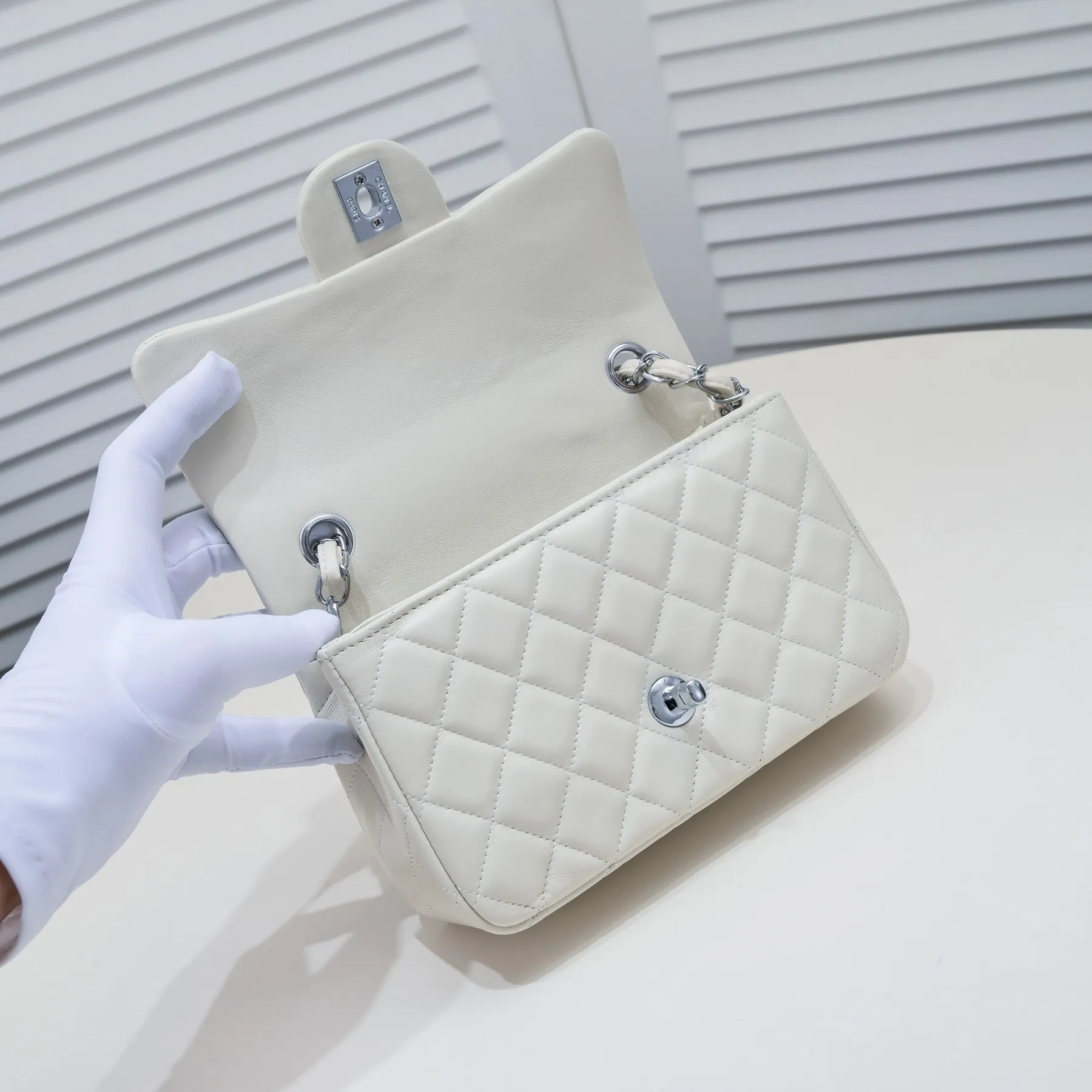 💰320￥ Off-white 1116 color CF versatile lambskin 🌹 Chanel 💃🏻‼ ️Eternal classic style [shy] noble temperament💃🏻favorite of celebrities🌟soft leather and high-end👍counter hardware exquisite workmanship to reject flaws [strong] both dazzling and feminine 😝[strong] luxurious and durable🌟Size: 20*14*7cm Style number: 1116