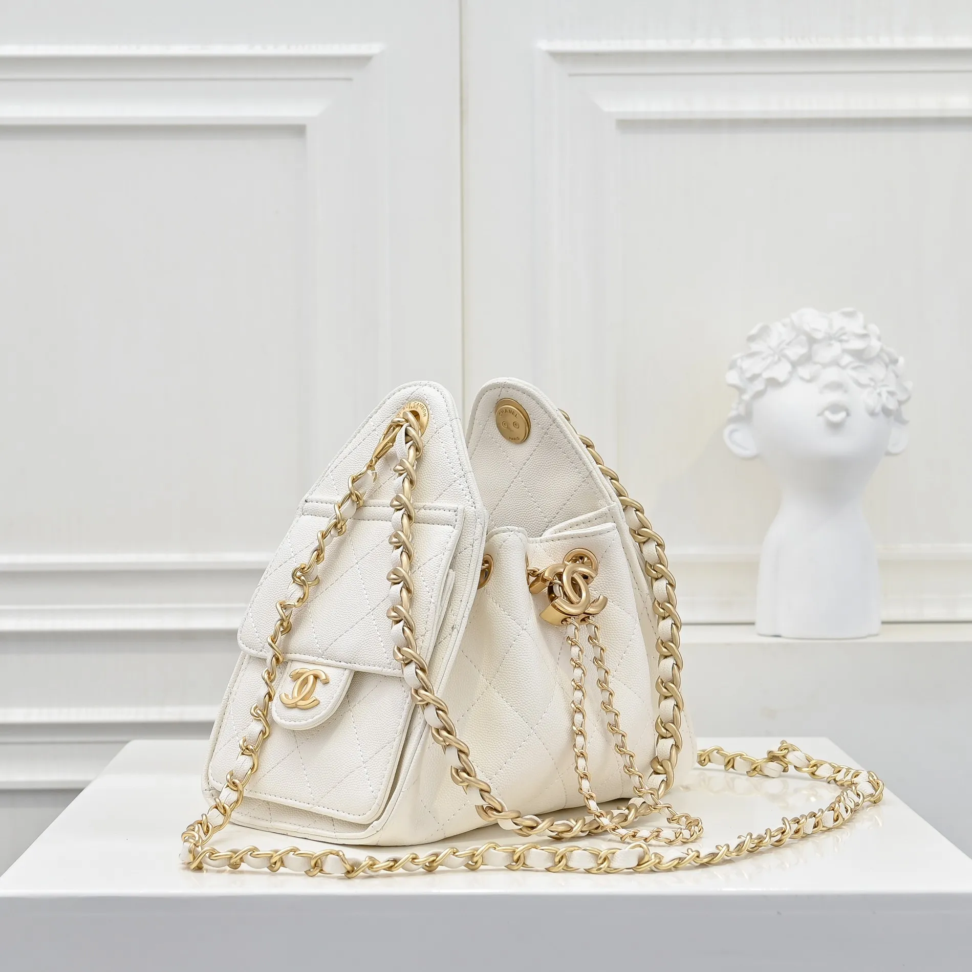 💰480￥Mini chanel 25c bag king ball pattern cowhide hobo armpit bag hippie armpit bag mini retro gold coin button drawstring bucket bag + rhombus pattern + retro black gold classic chain design, full of high-end sense! A must-have for daily travel, with exquisite appearance and delicate texture, it can be easily worn in both casual and formal occasions. It is small and cute and comes with a cross-body chain, which is very nice. Size: 20x22x12.5cm Style number: 7016 Material: ball pattern