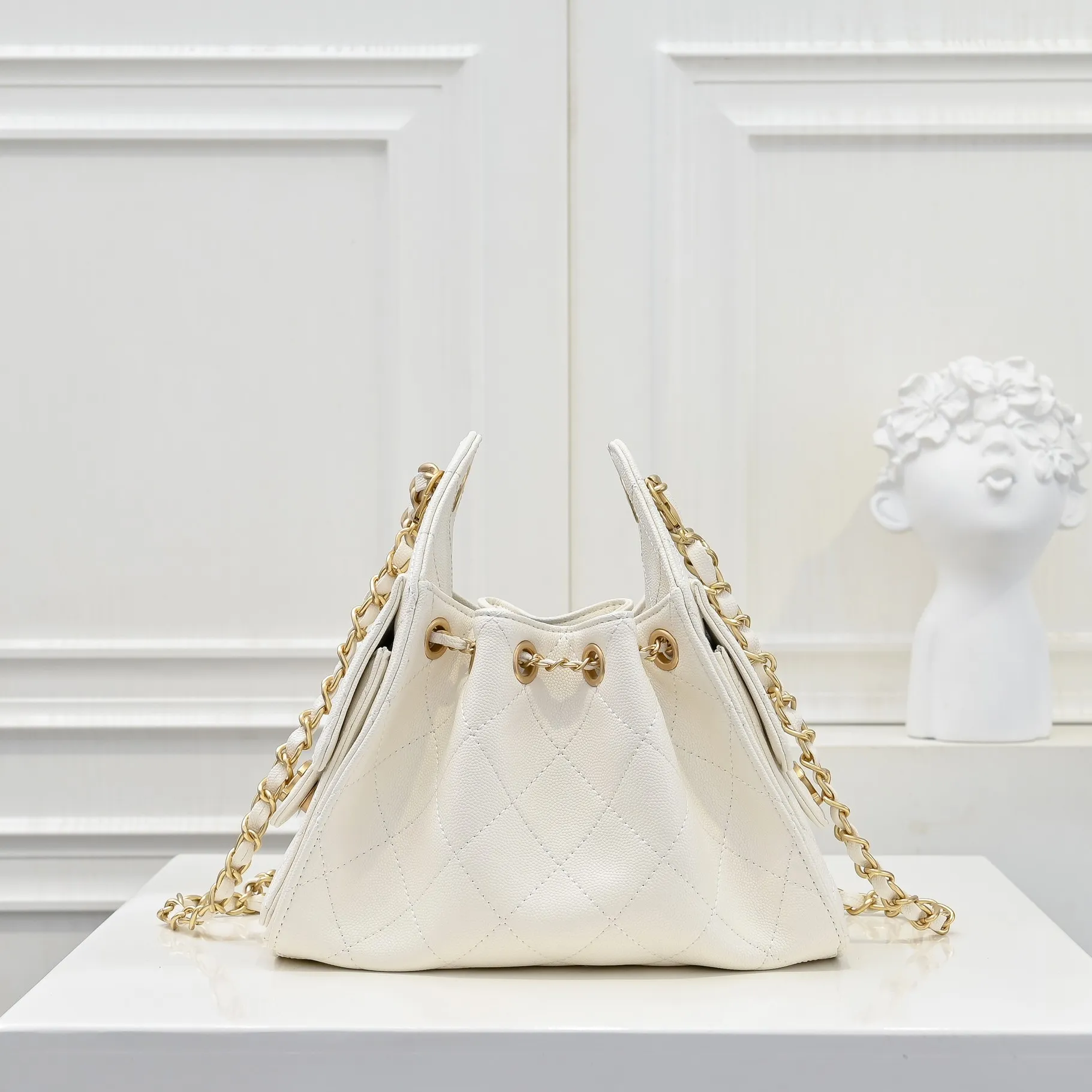 💰480￥Mini chanel 25c bag king ball pattern cowhide hobo armpit bag hippie armpit bag mini retro gold coin button drawstring bucket bag + rhombus pattern + retro black gold classic chain design, full of high-end sense! A must-have for daily travel, with exquisite appearance and delicate texture, it can be easily worn in both casual and formal occasions. It is small and cute and comes with a cross-body chain, which is very nice. Size: 20x22x12.5cm Style number: 7016 Material: ball pattern