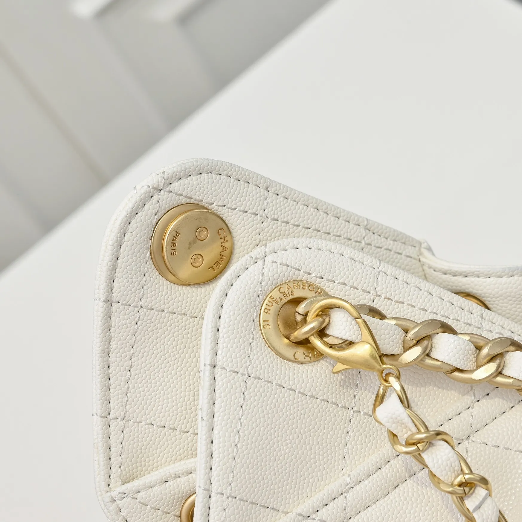 💰480￥Mini chanel 25c bag king ball pattern cowhide hobo armpit bag hippie armpit bag mini retro gold coin button drawstring bucket bag + rhombus pattern + retro black gold classic chain design, full of high-end sense! A must-have for daily travel, with exquisite appearance and delicate texture, it can be easily worn in both casual and formal occasions. It is small and cute and comes with a cross-body chain, which is very nice. Size: 20x22x12.5cm Style number: 7016 Material: ball pattern