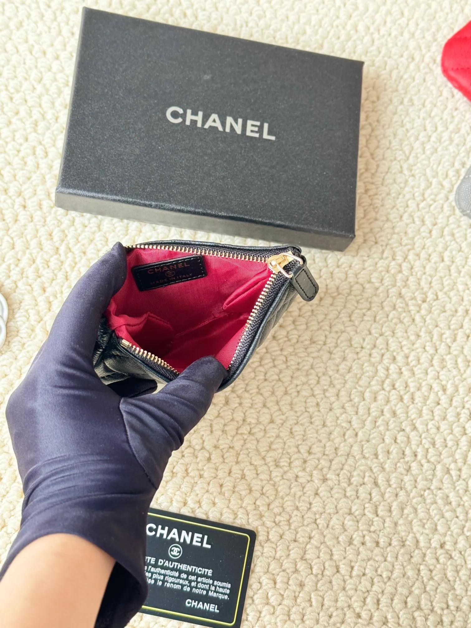 💰130 CHANEL Classic Caviar has a fresh design, with an exquisite replica flavor, very beautiful, the latest in 2023 from the official website🆕Card holder Caviar medium ball grain cowhide is scratch-resistant and has a super glossy feel. It is troublesome to carry a bag that is too big in summer. It is suitable for putting in a mini bag and convenient for carrying in your pocket😍 The bag has a zipper, which is super practical. You can also put cards, change, coins, and keys inside! Style number: 82365 Size: 15*8.5