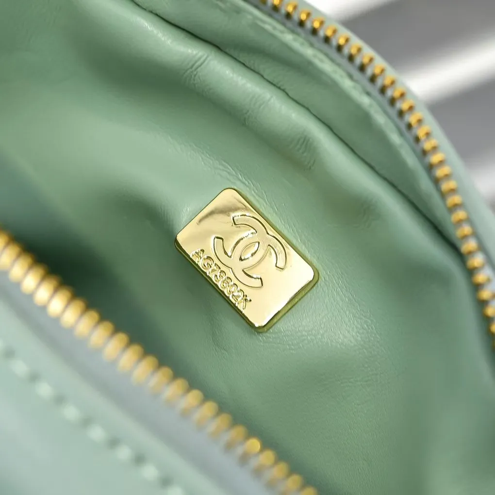 💰380￥CHANEL25C early spring vacation series. Gold fan camera bag. I love this one. The shape is the embossed character design style. I like the versatile object. It is really wow. It is so beautiful. It is a Xiangjia bag that looks small but can hold mobile phone keys, lipstick, powder, card, money, and is just the finishing touch to the whole body look. Size: 18x13cm, style number: 669