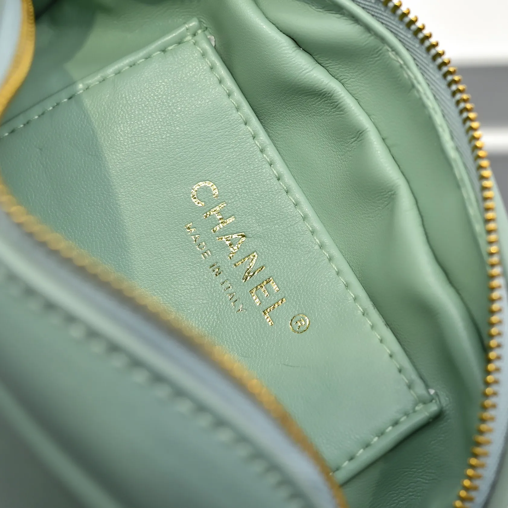 💰380￥CHANEL25C early spring vacation series. Gold fan camera bag. I love this one. The shape is the embossed character design style. I like the versatile object. It is really wow. It is so beautiful. It is a Xiangjia bag that looks small but can hold mobile phone keys, lipstick, powder, card, money, and is just the finishing touch to the whole body look. Size: 18x13cm, style number: 669