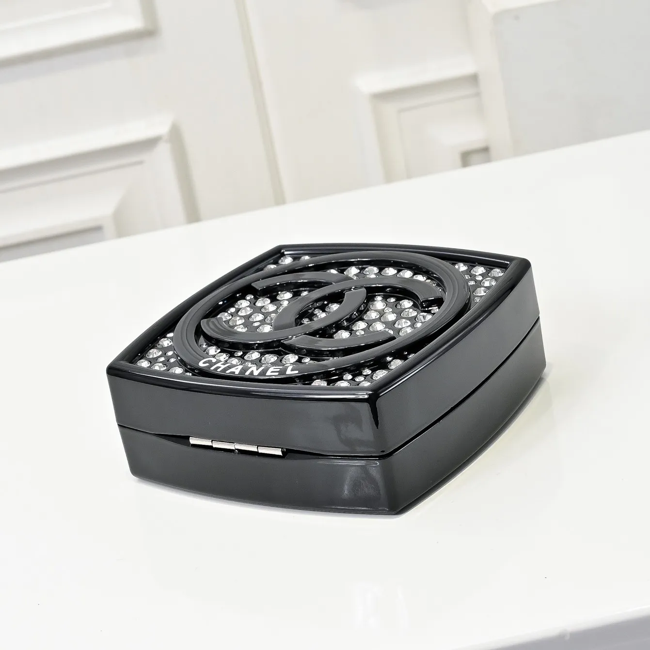 💰420￥👑CHANEL Diamond Powder Box Limited Edition Product🔥Sparkling and adorable, sparkling and fashionable, the real thing is much more beautiful than the picture in the show, plus there is a mirror inside, and there is space inside to put paste and lock buttons! The diamond color and details are well displayed. You can see the gorgeous noble colors, ocean and vacation elements, it will probably be the hottest item this season! Size: 12x12cm, style number: 672