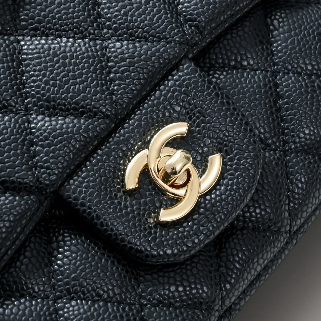 💰360￥💥CF versatile caviar cowhide🌹 Chanel💃🏻‼ ️Eternal classic style [shy] noble temperament💃🏻favorite of celebrities🌟soft leather and high-end👍counter hardware exquisite workmanship to reject flaws [strong] both dazzling and feminine 😝[strong] luxurious and durable🌟Size: 22*14.5*6.5cm Style number: 6115