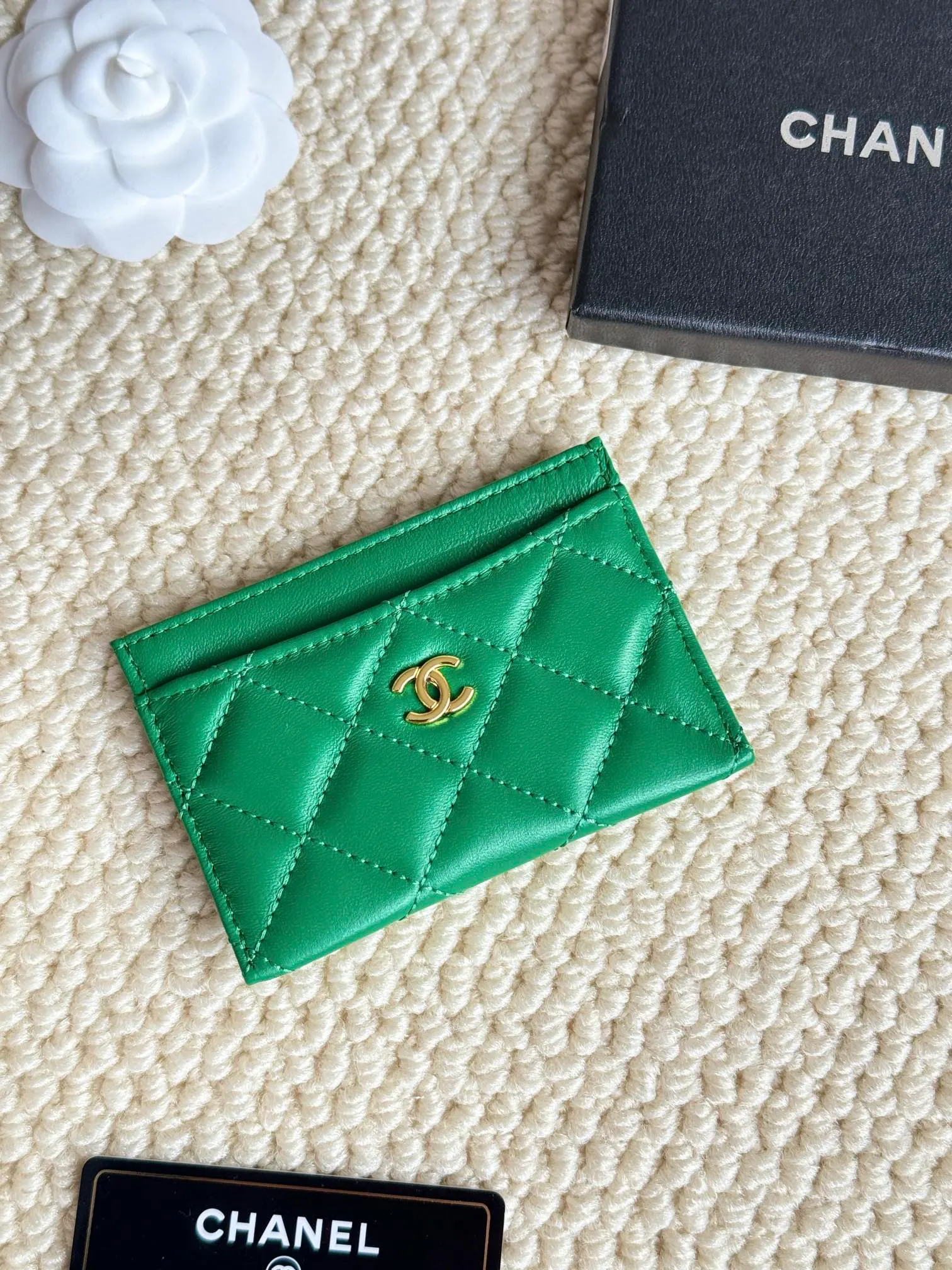 💰100Chanel Chanel counter classic card holder Model number: AP456 Made of sheepskin, a classic and timeless mini card holder. Super cute😍 Size: 7.5×11.2×0.5cm Fine workmanship and high-end quality