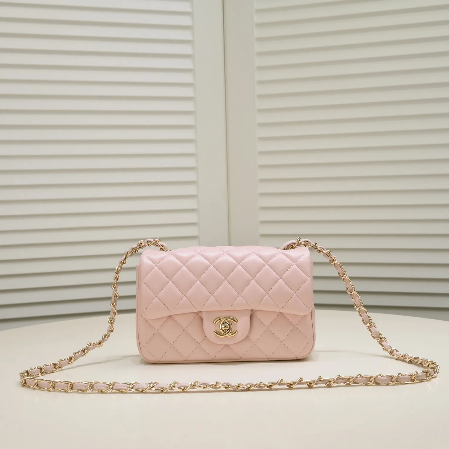 💰320￥Pink CF versatile lambskin🌹 Chanel💃🏻‼ ️Eternal classic style [shy] noble temperament💃🏻favorite of celebrities🌟soft leather and high-end👍counter hardware exquisite workmanship to reject flaws [strong] both dazzling and feminine 😝[strong] luxurious and durable🌟Size: 20*14*7cm Style number: 1116