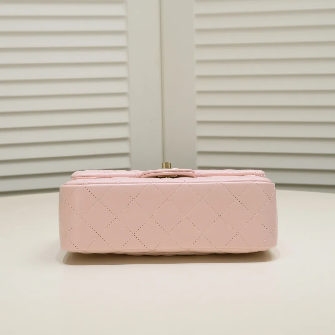 💰320￥Pink CF versatile lambskin🌹 Chanel💃🏻‼ ️Eternal classic style [shy] noble temperament💃🏻favorite of celebrities🌟soft leather and high-end👍counter hardware exquisite workmanship to reject flaws [strong] both dazzling and feminine 😝[strong] luxurious and durable🌟Size: 20*14*7cm Style number: 1116