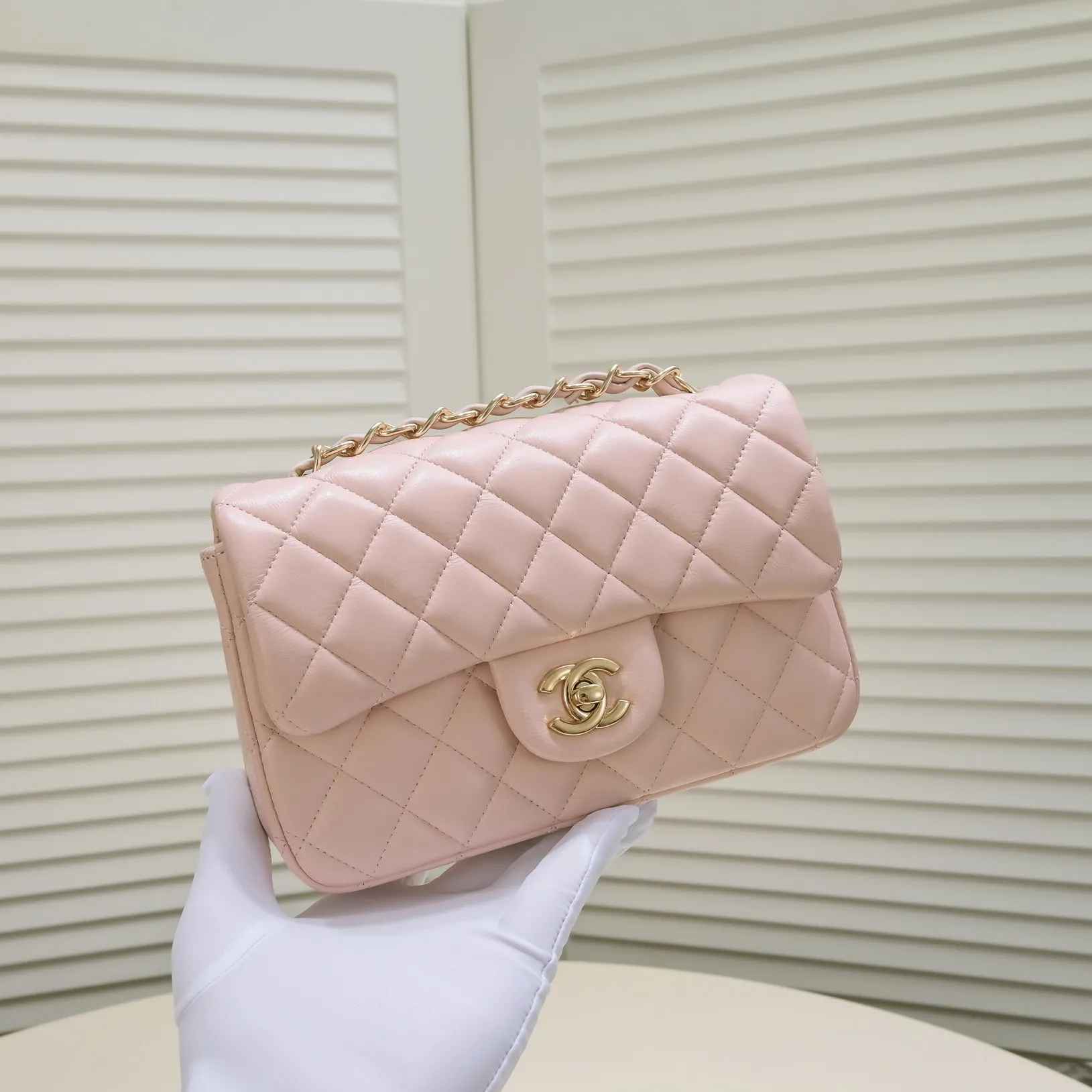 💰320￥Pink CF versatile lambskin🌹 Chanel💃🏻‼ ️Eternal classic style [shy] noble temperament💃🏻favorite of celebrities🌟soft leather and high-end👍counter hardware exquisite workmanship to reject flaws [strong] both dazzling and feminine 😝[strong] luxurious and durable🌟Size: 20*14*7cm Style number: 1116