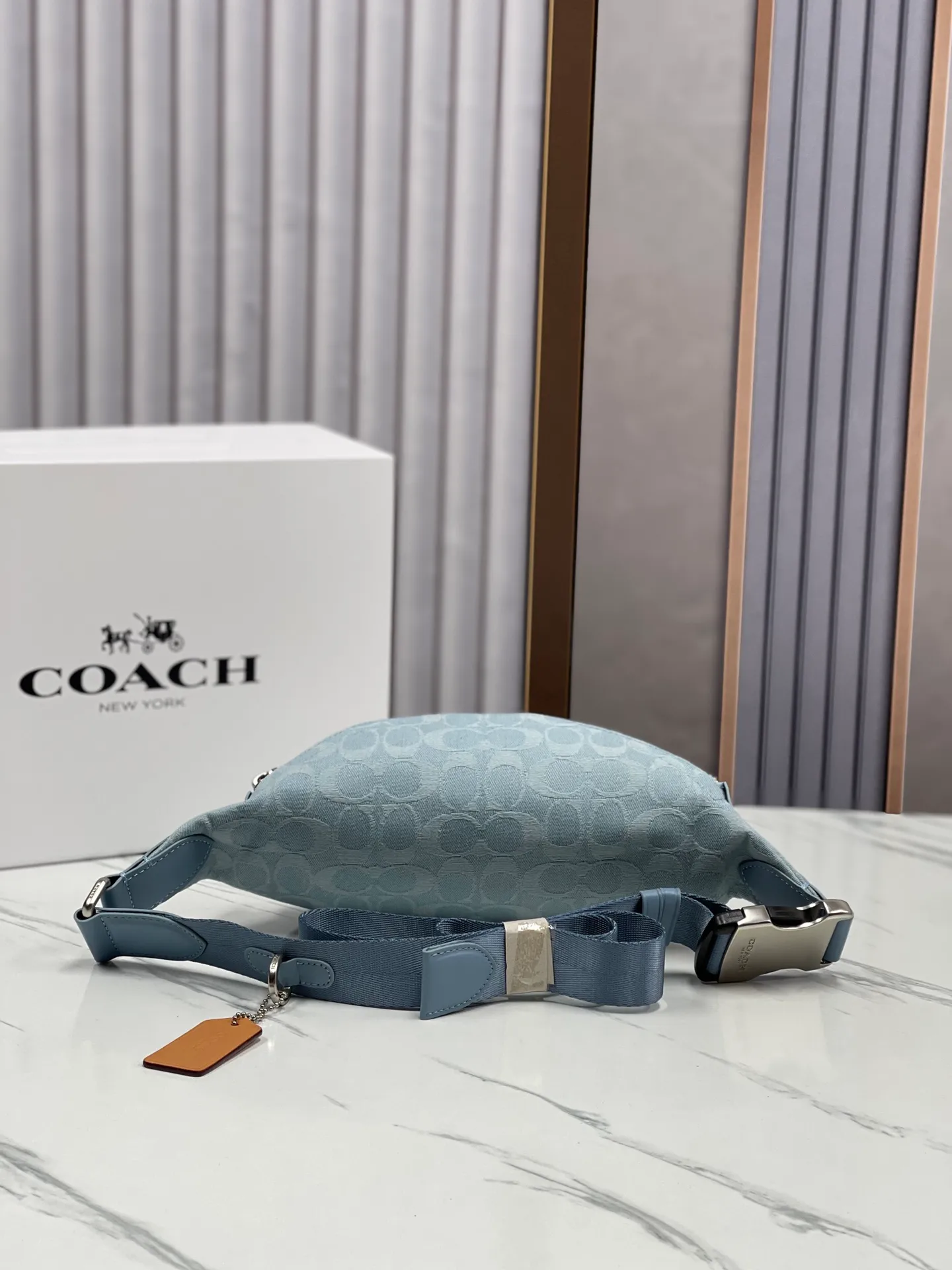 Top original order p400💰Coach/Coach's new denim waist bag Model number: CJ825 Pillow Madison women's waist bag Super popular summer color with retro denim elements New interpretation of Soft Tabby's versatile charm The wonderful collision of denim black and dark blue colors It is very dazzling with any clothes, giving people a lazy and comfortable style Size: 34.14.7.