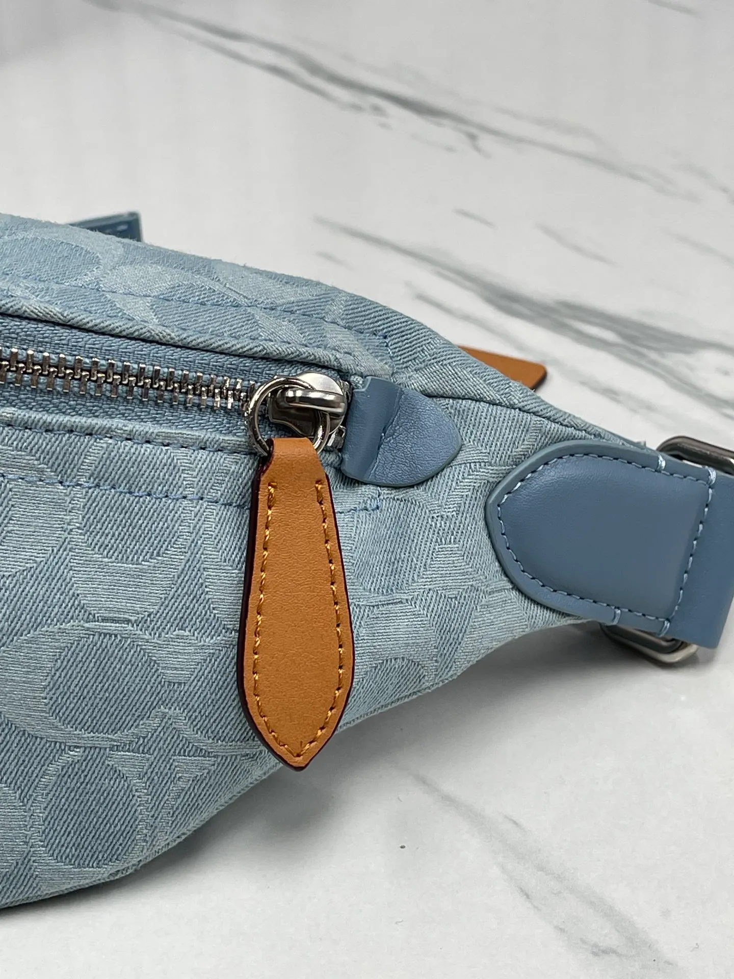 Top original order p400💰Coach/Coach's new denim waist bag Model number: CJ825 Pillow Madison women's waist bag Super popular summer color with retro denim elements New interpretation of Soft Tabby's versatile charm The wonderful collision of denim black and dark blue colors It is very dazzling with any clothes, giving people a lazy and comfortable style Size: 34.14.7.