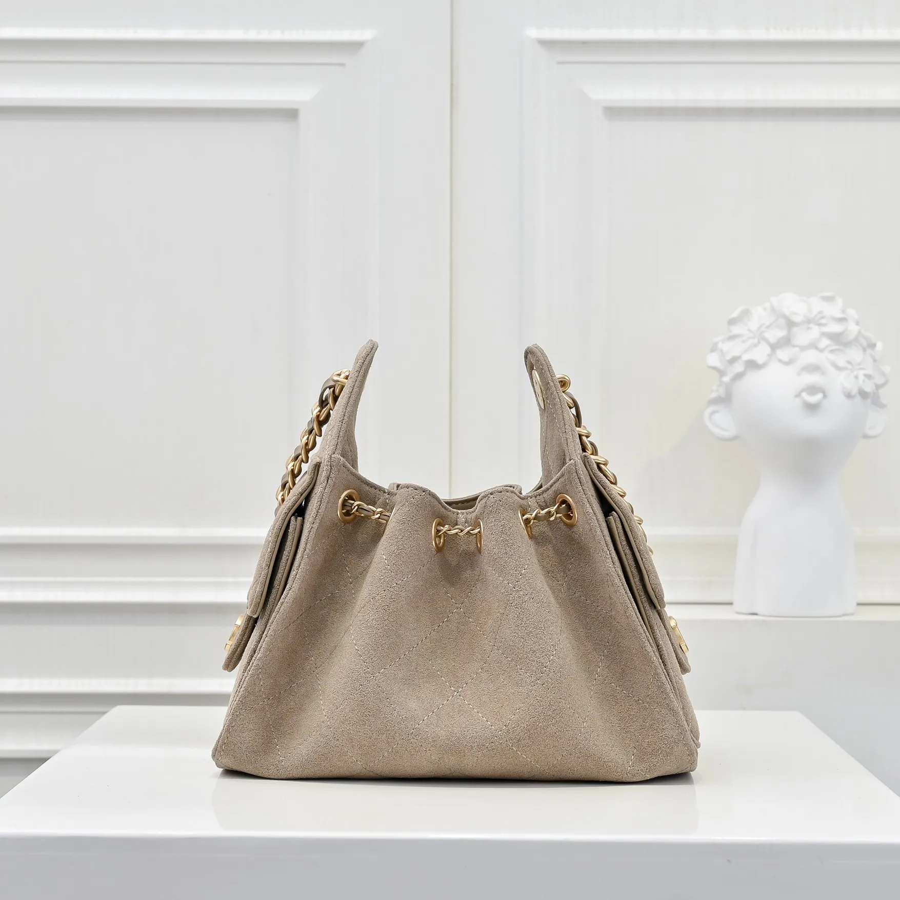 💰520￥Mini chanel 25c bag king matte suede hobo underarm bag hippie underarm bag mini retro gold coin button drawstring bucket bag + diamond pattern + retro black gold classic chain design, full of high-end sense! A must-have for daily travel, with exquisite appearance and delicate texture, it can be easily worn in both casual and formal occasions. It is small and cute and comes with a cross-body chain, which is very nice. Size: 20x22x12.5cm Style number: 7016 Material: frosted