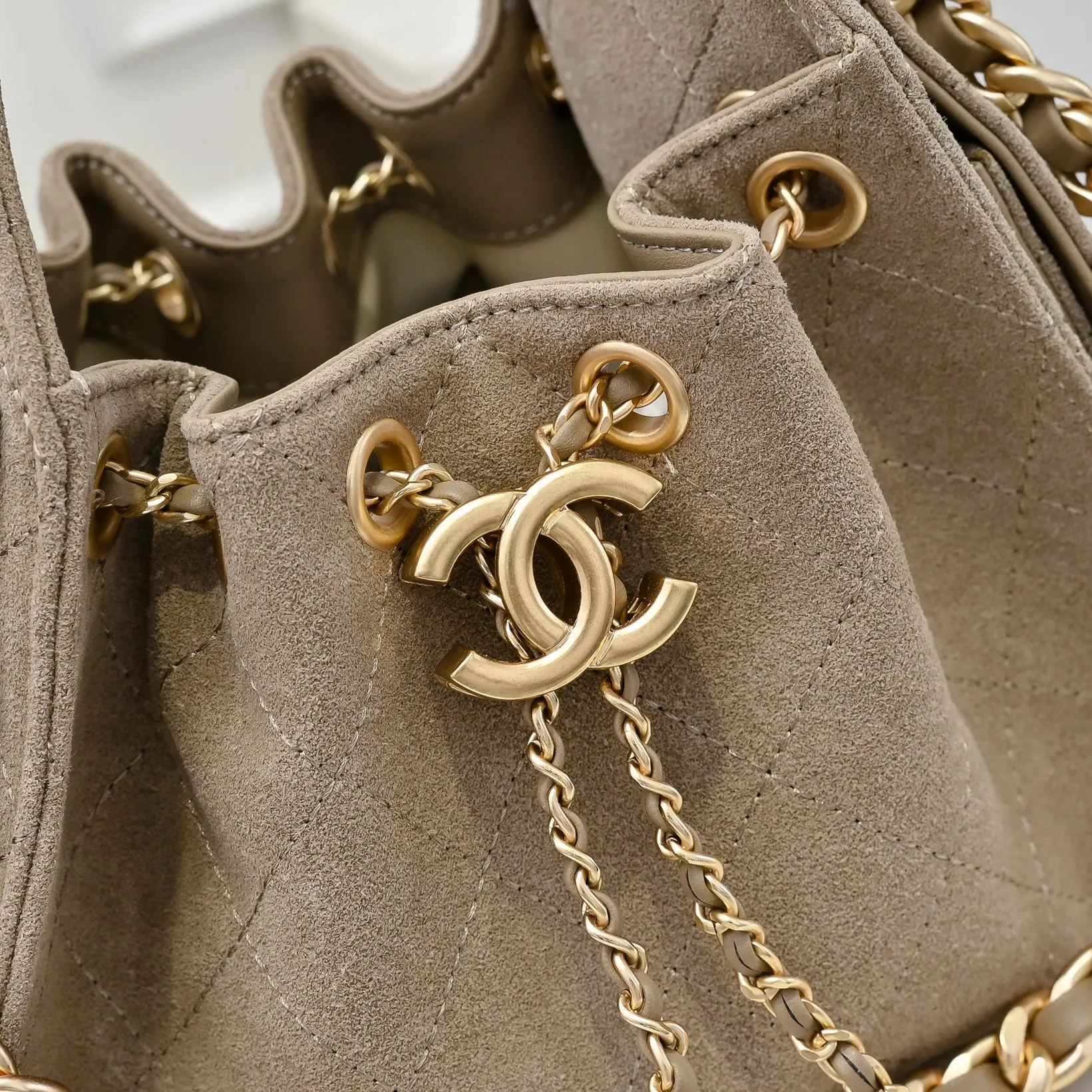 💰520￥Mini chanel 25c bag king matte suede hobo underarm bag hippie underarm bag mini retro gold coin button drawstring bucket bag + diamond pattern + retro black gold classic chain design, full of high-end sense! A must-have for daily travel, with exquisite appearance and delicate texture, it can be easily worn in both casual and formal occasions. It is small and cute and comes with a cross-body chain, which is very nice. Size: 20x22x12.5cm Style number: 7016 Material: frosted