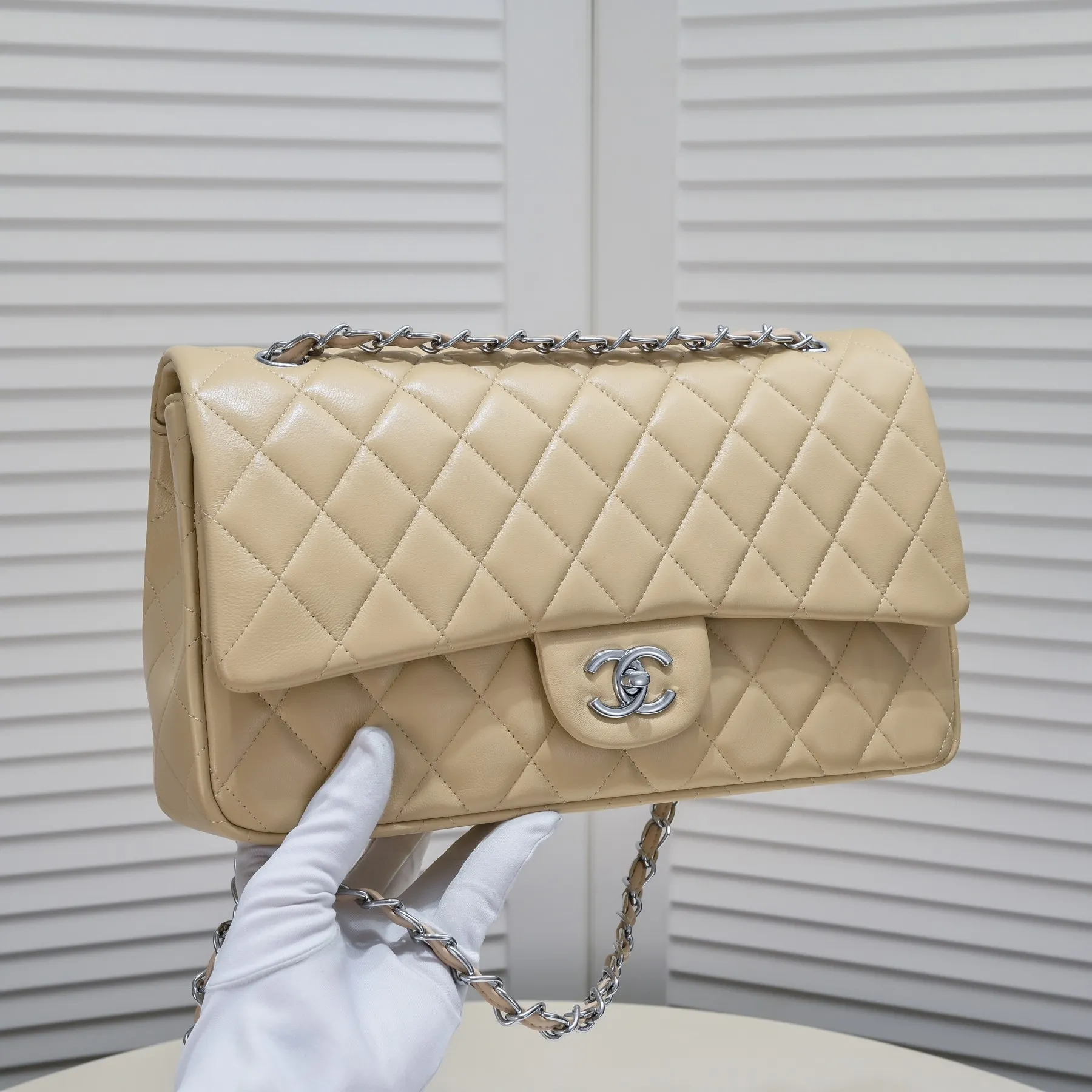 💰460￥Apricot [color] Chanel [color] century classic, carefully crafted with exquisite workmanship of every stitch and thread, imported sheepskin with original hardware, full rhombus 💯The shape of the whole bag is particularly perfect in softness 👍👍😔😔Classic and irresistible, size: 30X18X8cm, style number: 1113