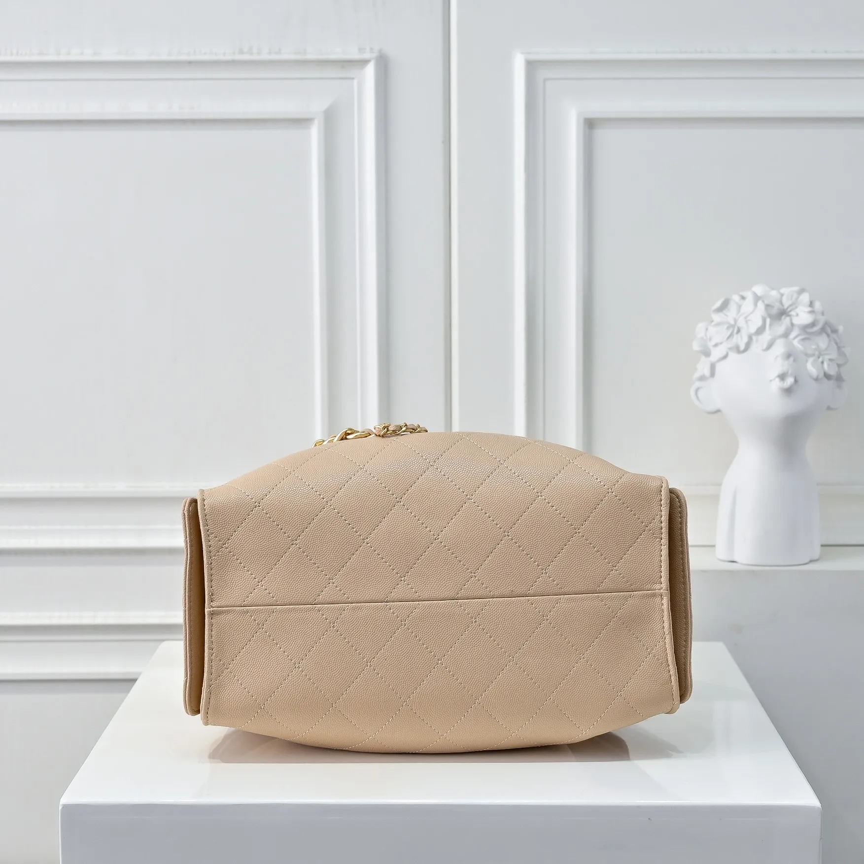 💰500￥Upgraded version of chanel 25c bag king ball pattern cowhide hobo armpit bag hippie armpit bag small retro gold coin button drawstring bucket bag + rhombus pattern + retro black gold classic chain design, full of high-end sense! A must-have for daily travel, with exquisite appearance and delicate texture, it can be easily worn in both casual and formal occasions. Size: 30x26x14cm Style number: 7071 Material: black ball pattern
