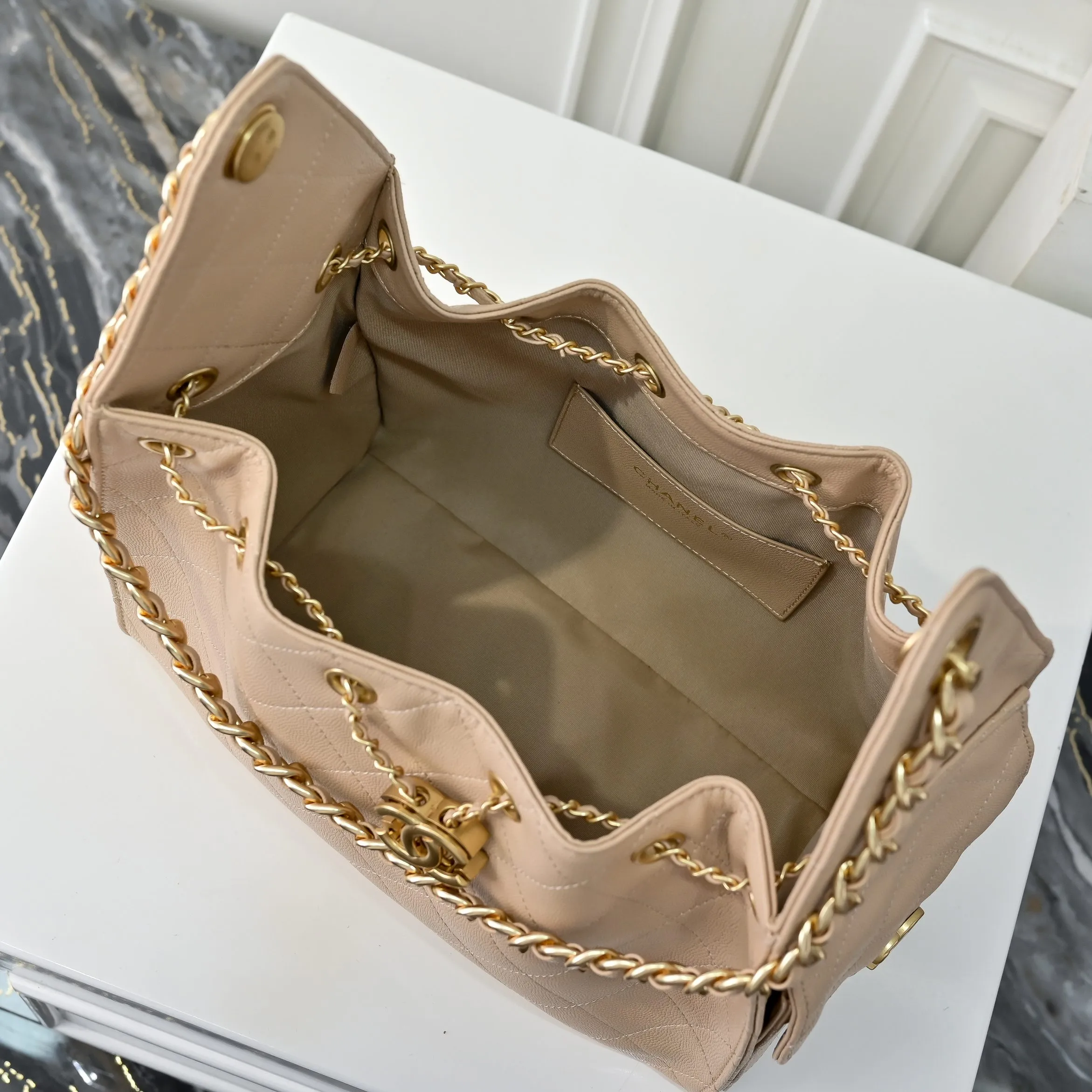 💰500￥Upgraded version of chanel 25c bag king ball pattern cowhide hobo armpit bag hippie armpit bag small retro gold coin button drawstring bucket bag + rhombus pattern + retro black gold classic chain design, full of high-end sense! A must-have for daily travel, with exquisite appearance and delicate texture, it can be easily worn in both casual and formal occasions. Size: 30x26x14cm Style number: 7071 Material: black ball pattern