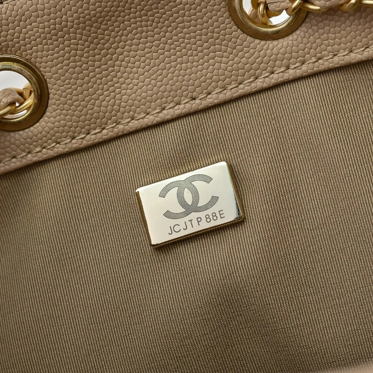💰500￥Upgraded version of chanel 25c bag king ball pattern cowhide hobo armpit bag hippie armpit bag small retro gold coin button drawstring bucket bag + rhombus pattern + retro black gold classic chain design, full of high-end sense! A must-have for daily travel, with exquisite appearance and delicate texture, it can be easily worn in both casual and formal occasions. Size: 30x26x14cm Style number: 7071 Material: black ball pattern