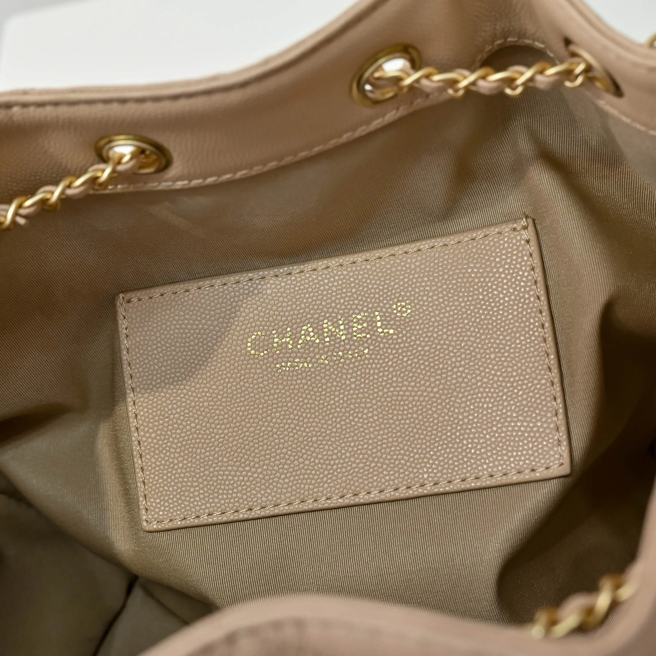 💰500￥Upgraded version of chanel 25c bag king ball pattern cowhide hobo armpit bag hippie armpit bag small retro gold coin button drawstring bucket bag + rhombus pattern + retro black gold classic chain design, full of high-end sense! A must-have for daily travel, with exquisite appearance and delicate texture, it can be easily worn in both casual and formal occasions. Size: 30x26x14cm Style number: 7071 Material: black ball pattern