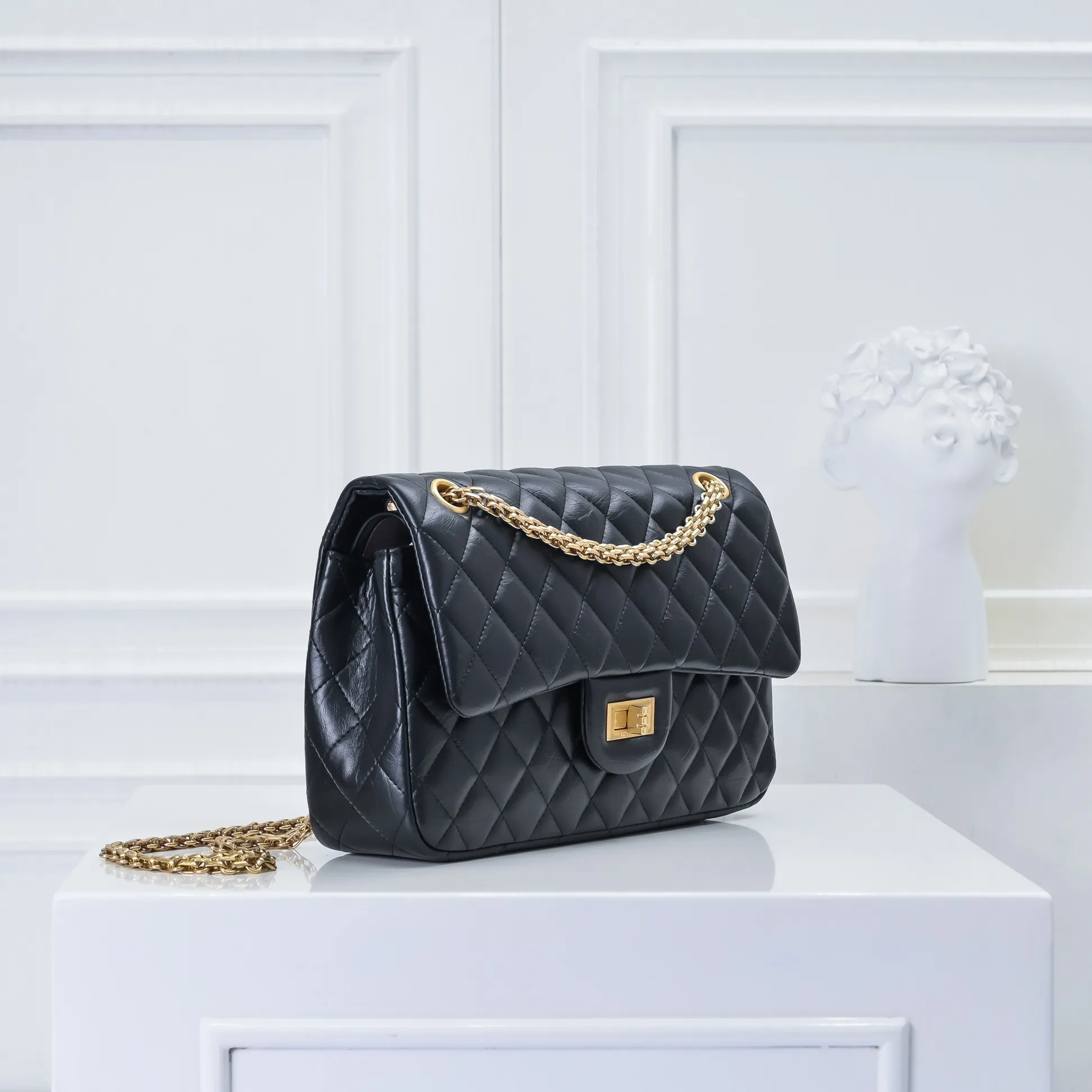 💰420￥💋Chanel2.55 Reissue Timeless♾Classic 2019 Autumn and Winter Official Newest Original Imported Fetal Cow The leather is delicate, soft and comfortable, comparable to the counters. 2.55 is a double-layer foldable square bag with a metal chain. It is named after its birth date in February 1955🌹❤️🔥🔥 Model: 1112 square buckle Size: 16-24-7.5cm