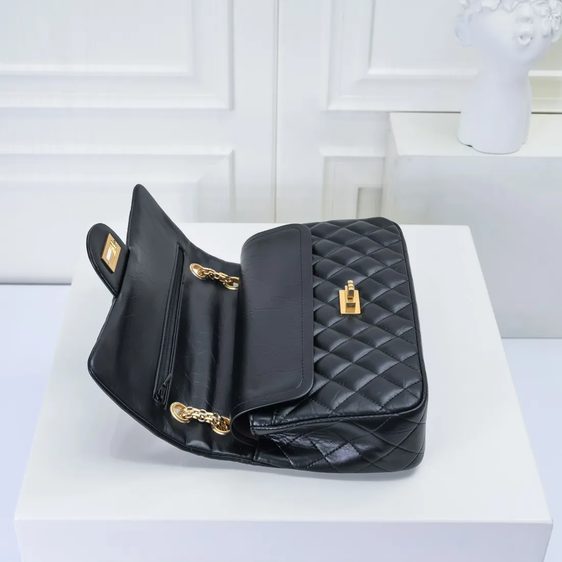 💰420￥💋Chanel2.55 Reissue Timeless♾Classic 2019 Autumn and Winter Official Newest Original Imported Fetal Cow The leather is delicate, soft and comfortable, comparable to the counters. 2.55 is a double-layer foldable square bag with a metal chain. It is named after its birth date in February 1955🌹❤️🔥🔥 Model: 1112 square buckle Size: 16-24-7.5cm