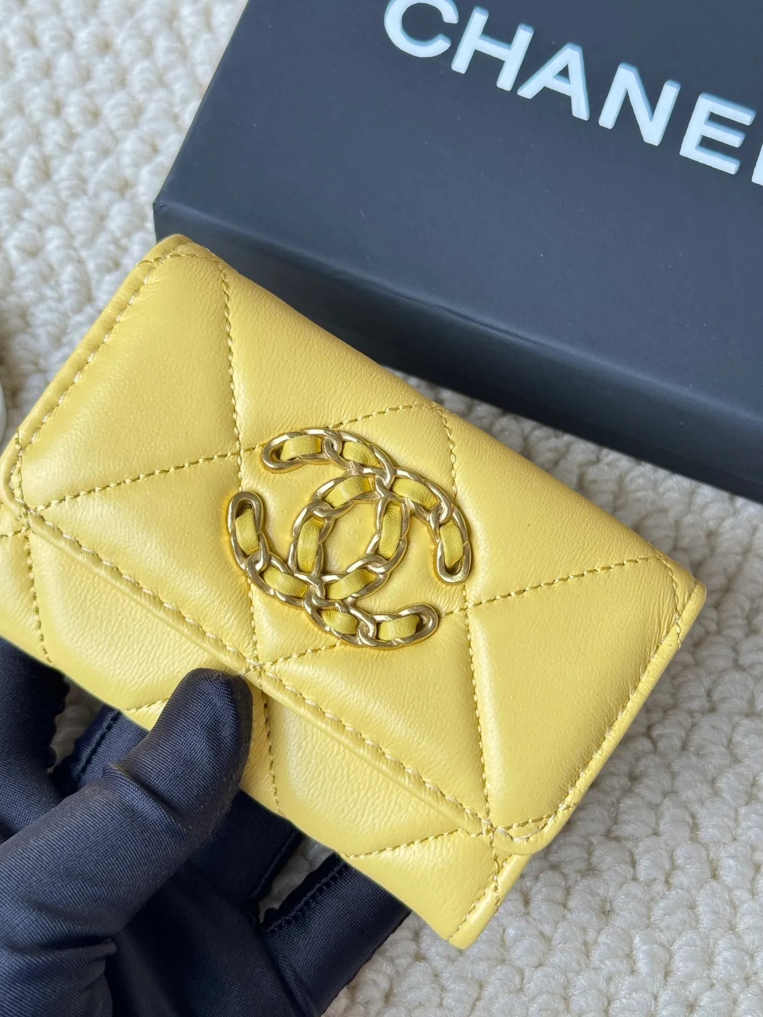 💰130 CHANEL model number AP3610 new flap coin purse. This year’s latest logo is matched with rhombus, lambskin and retro hardware... This card holder has a large capacity. It can hold about 1,000 yuan with a 20% discount of 100 yuan. It can also hold 2.3 cards. It is very practical. Size 11*8.5*3cm