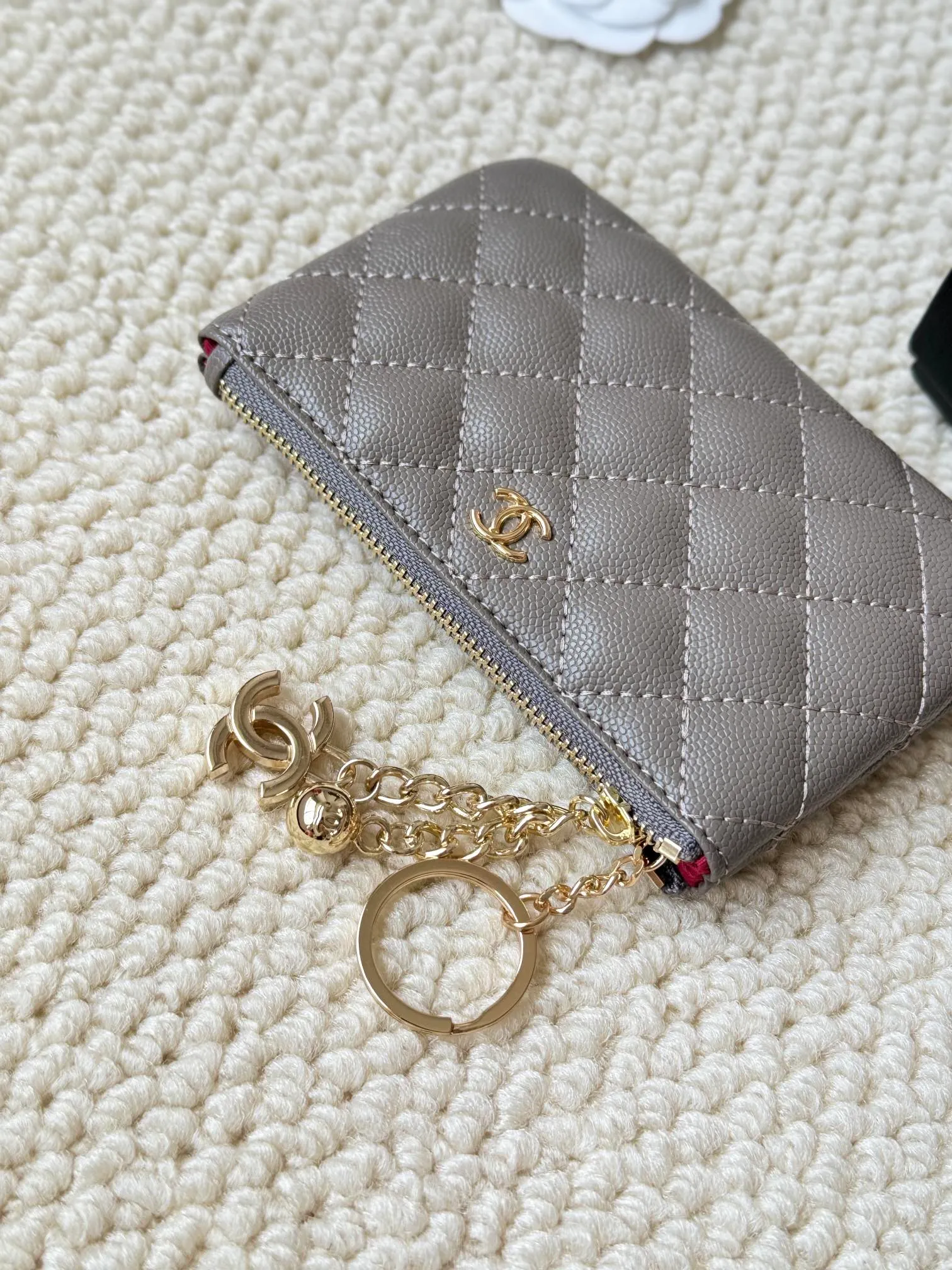 💰130 chanel cowhide caviar pendant coin purse💦 Style number: A50168 Classic small carry-on bag, one of the most practical bags in the era of mobile payment, cards, change, keys and lipstick in one package, cute, practical and connotative, nice card holder, key bag, coin purse, lipstick bag Reference size: 9.5×15×0.5cm