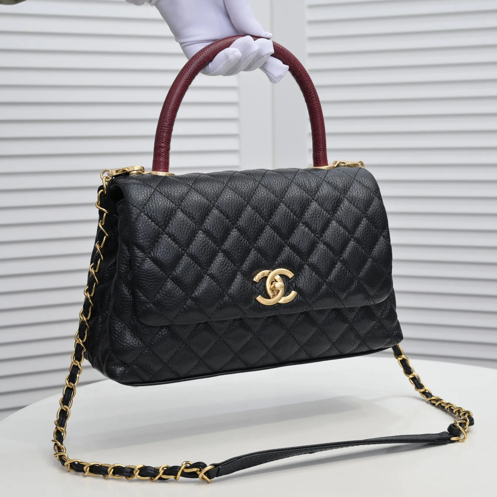 💰440￥Black with red hand for Chanel💥Uniquely designed buckle flap bag that can be used as a shoulder or hand carry🙌Purchased imported first-layer cowhide🐂Lychee patternⓂ️Unique material with upgraded version All imported gilt hardware💍💍💍Top masters😜Purely handmade and meticulously crafted😏You will be dressed up with a high-end [Chanel] to make you graceful and radiant💃Always fashionable Style number: 92992 Size: 28*17*9cm