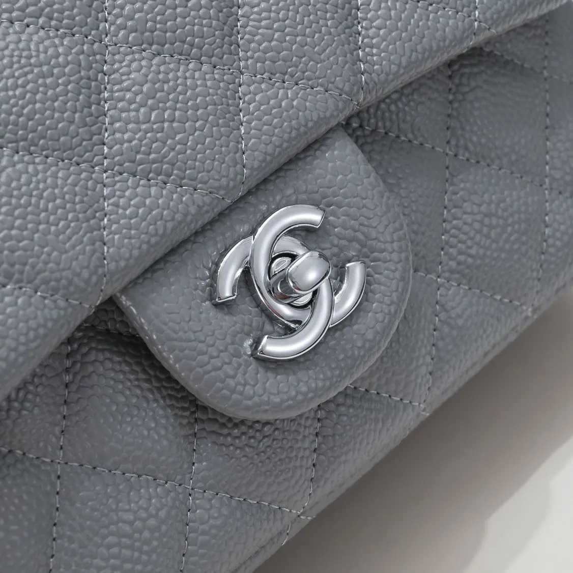 💰320￥Gray💥CF versatile caviar cowhide🌹 Chanel💃🏻‼ ️Eternal classic style [shy] noble temperament💃🏻favorite of celebrities🌟soft leather and high-end👍counter hardware exquisite workmanship to reject defects [strong] both dazzling and feminine 😝[strong] luxurious and durable🌟size: 20*14*7cm style number 1116 reverse edge
