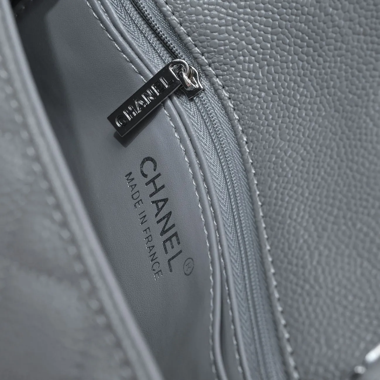 💰320￥Gray💥CF versatile caviar cowhide🌹 Chanel💃🏻‼ ️Eternal classic style [shy] noble temperament💃🏻favorite of celebrities🌟soft leather and high-end👍counter hardware exquisite workmanship to reject defects [strong] both dazzling and feminine 😝[strong] luxurious and durable🌟size: 20*14*7cm style number 1116 reverse edge
