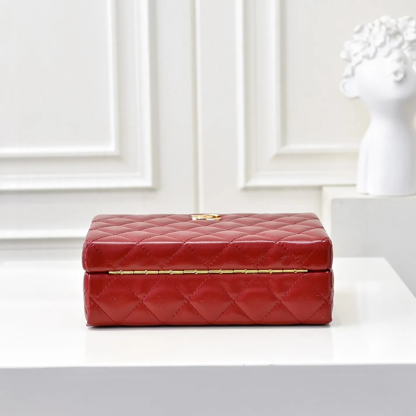 💰520￥👑CHANEL24k cosmetic bag, full of high-end sense, practical and fashionable at the same time, classic light gold chain with first-layer cowhide, wear-resistant. Super texture, double C logo. I love this cosmetic bag more and more. It looks very beautiful when I carry it with me. It can make you look stunning when paired with any clothes! Size: 20x14cm, style number: 1219