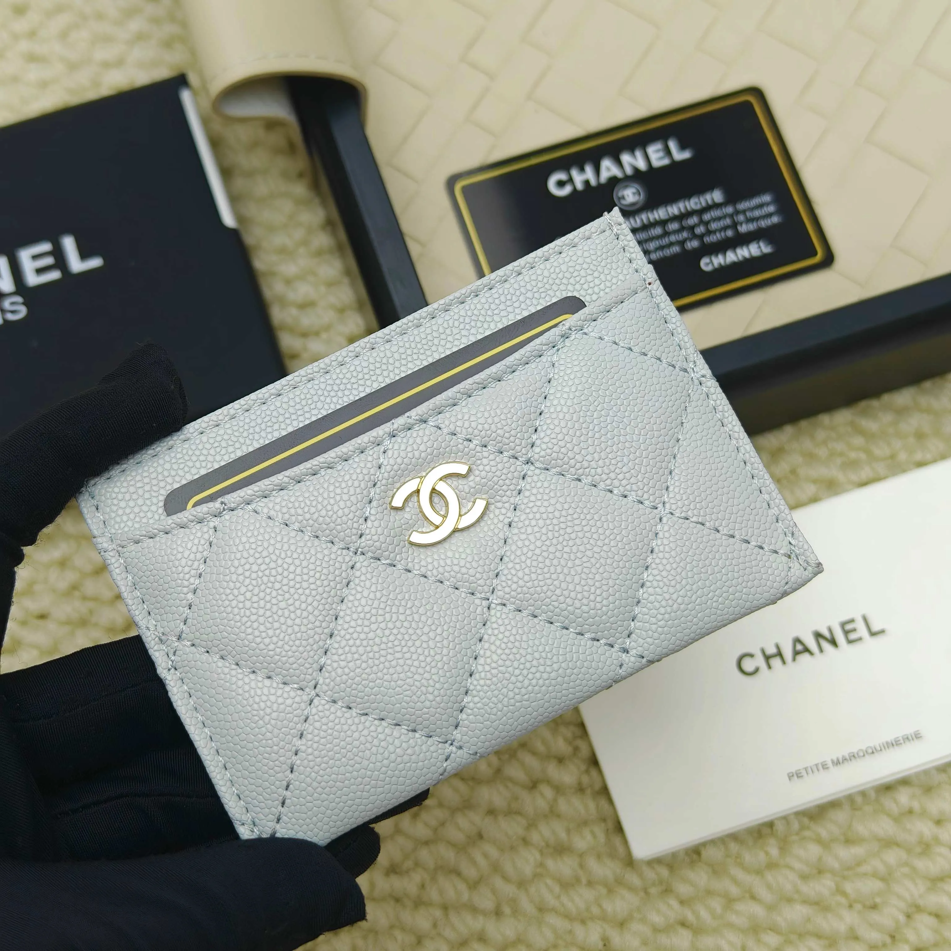 💰100Chanel Chanel counter classic card holder Model number: AP456 Made of cowhide caviar, a classic and timeless mini card holder. Super cute😍 Size: 7.5×11.2×0.5cm Fine workmanship and high-end quality