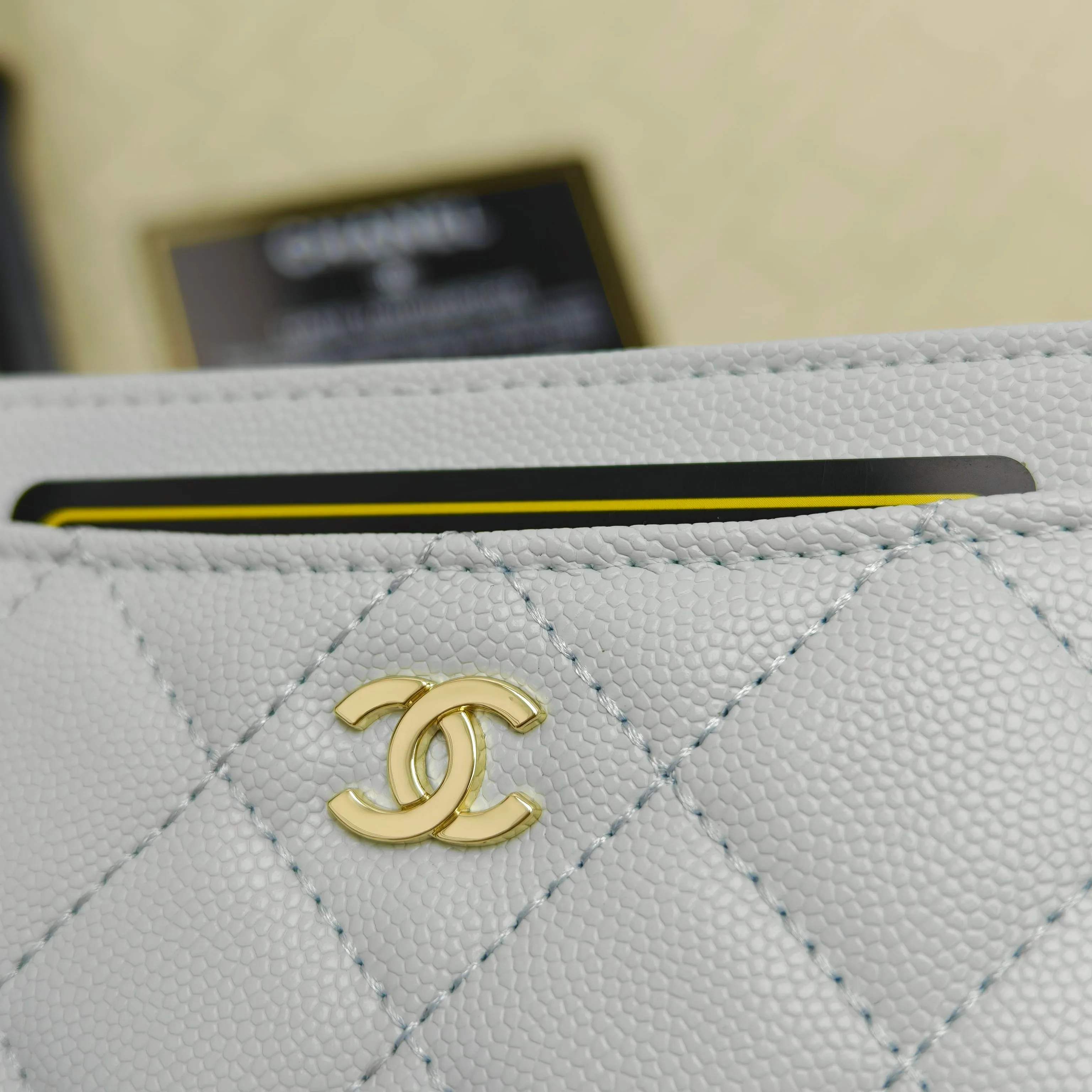 💰100Chanel Chanel counter classic card holder Model number: AP456 Made of cowhide caviar, a classic and timeless mini card holder. Super cute😍 Size: 7.5×11.2×0.5cm Fine workmanship and high-end quality