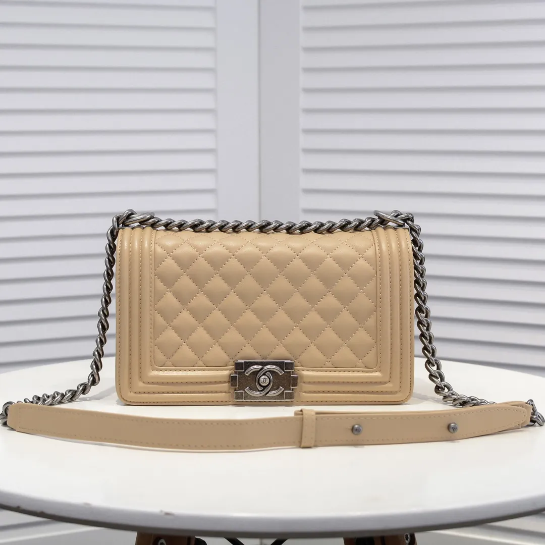 💰420￥ (Full sheepskin with original hardware) [Smile] Chanel Chanel 👑 Lambskin [Lightning] Thickened electroplated hardware accessories 🌈 The workmanship is comparable to the original order 💪 The bottom can be pinched and rebounded without trace, absolutely spot-on and real-life, fashionable and durable 💪💪 High-end quality, no pressure in and out of the drill cabinet 💏, size 25*15*8cm Style number: 67086