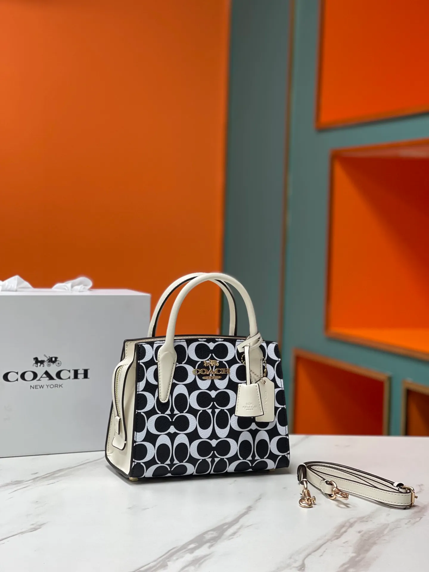 Top original order, batch 440💰COACH/Coach new model CP266 January new Andrea Diana bag, versatile bag for autumn and winter, classic color matching, versatile style, timeless Diana bag, can be easily used and matched as a hand-held crossbody. The zipper design protects items from falling out. It is not too large but has a pleasant capacity, which is sufficient and easy to carry. Size 22X16.5X11.5
