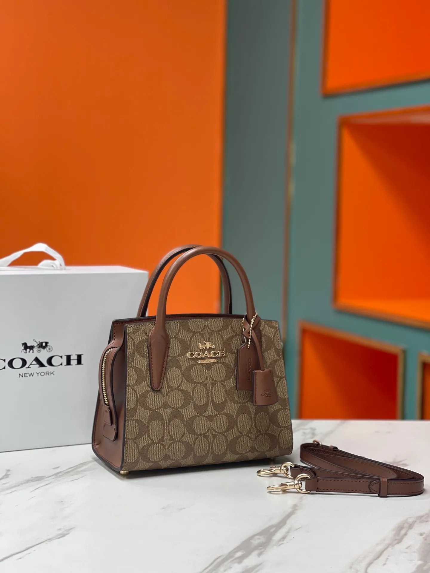 Top original order p440💰COACH/Coach new model CP266 January new Andrea Diana bag, versatile bag for autumn and winter, classic color matching, versatile style, timeless Diana bag, can be easily used and matched as a hand-held crossbody. The zipper design protects items from falling out. It is not too large but has a pleasant capacity, which is sufficient and easy to carry. Size 22X16.5X11.5