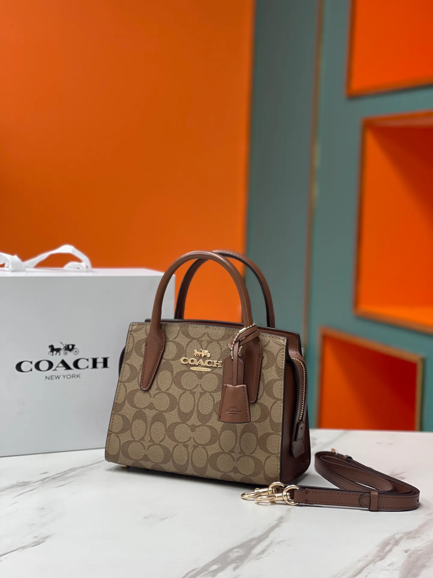 Top original order p440💰COACH/Coach new model CP266 January new Andrea Diana bag, versatile bag for autumn and winter, classic color matching, versatile style, timeless Diana bag, can be easily used and matched as a hand-held crossbody. The zipper design protects items from falling out. It is not too large but has a pleasant capacity, which is sufficient and easy to carry. Size 22X16.5X11.5