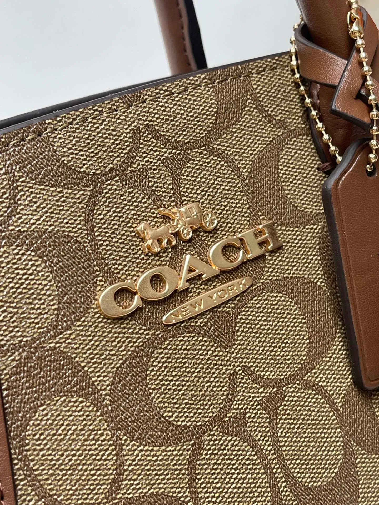 Top original order p440💰COACH/Coach new model CP266 January new Andrea Diana bag, versatile bag for autumn and winter, classic color matching, versatile style, timeless Diana bag, can be easily used and matched as a hand-held crossbody. The zipper design protects items from falling out. It is not too large but has a pleasant capacity, which is sufficient and easy to carry. Size 22X16.5X11.5