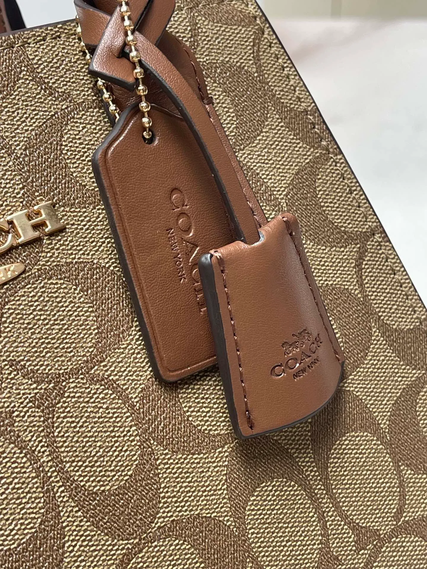 Top original order p440💰COACH/Coach new model CP266 January new Andrea Diana bag, versatile bag for autumn and winter, classic color matching, versatile style, timeless Diana bag, can be easily used and matched as a hand-held crossbody. The zipper design protects items from falling out. It is not too large but has a pleasant capacity, which is sufficient and easy to carry. Size 22X16.5X11.5