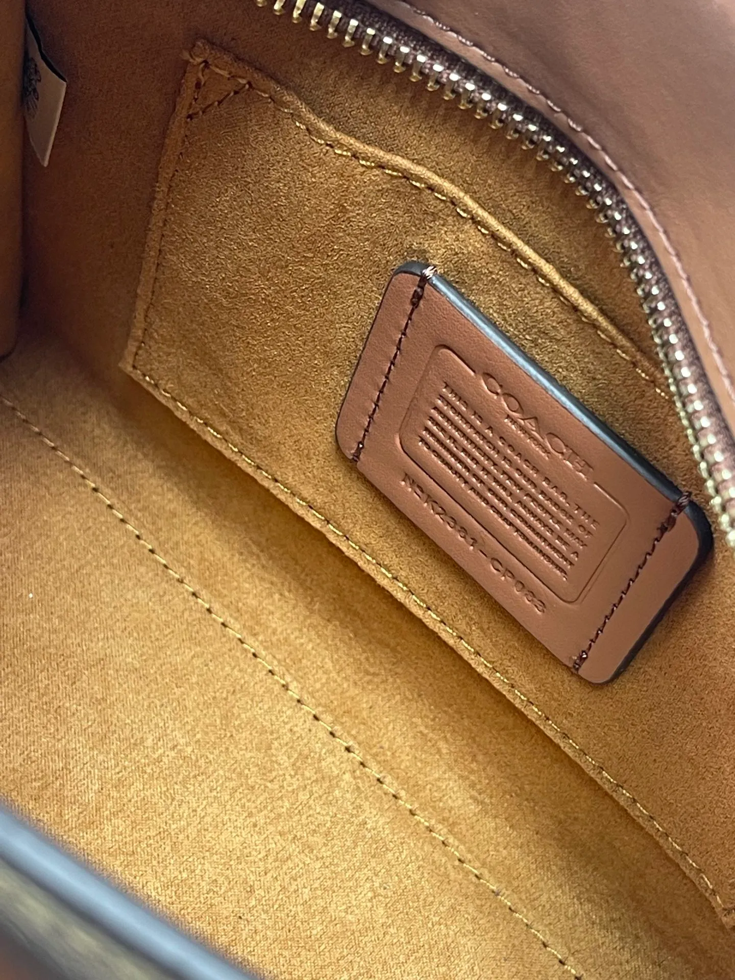 Top original order p440💰COACH/Coach new model CP266 January new Andrea Diana bag, versatile bag for autumn and winter, classic color matching, versatile style, timeless Diana bag, can be easily used and matched as a hand-held crossbody. The zipper design protects items from falling out. It is not too large but has a pleasant capacity, which is sufficient and easy to carry. Size 22X16.5X11.5