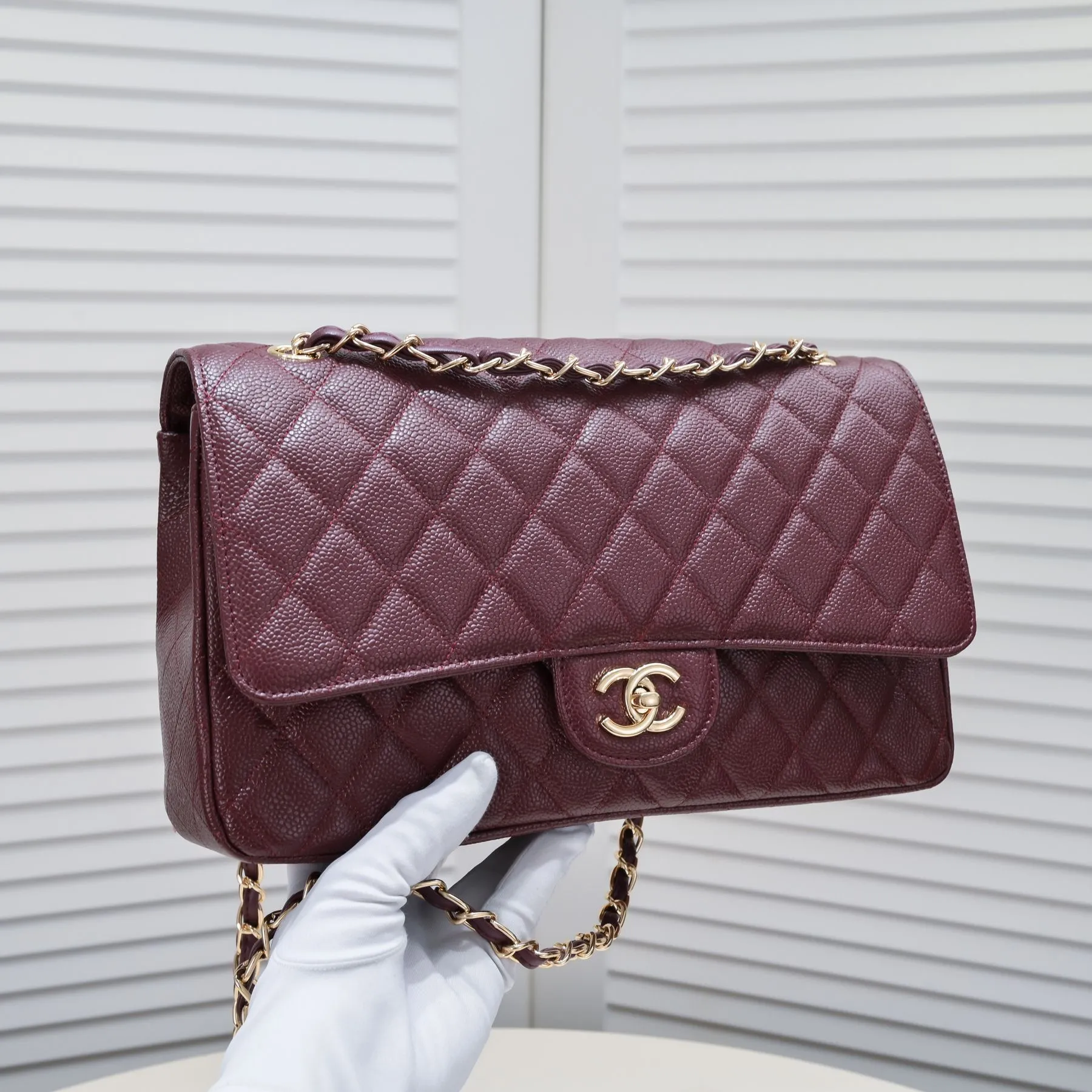 💰460￥Maroon [color] Chanel [color] century classic, carefully crafted with exquisite workmanship of every stitch and thread, imported caviar cowhide with original hardware, full rhombus 💯The shape and softness of the whole bag are particularly perfect 👍👍😔😔Classic and irresistible, size: 30X18X8cm, style number: 1113