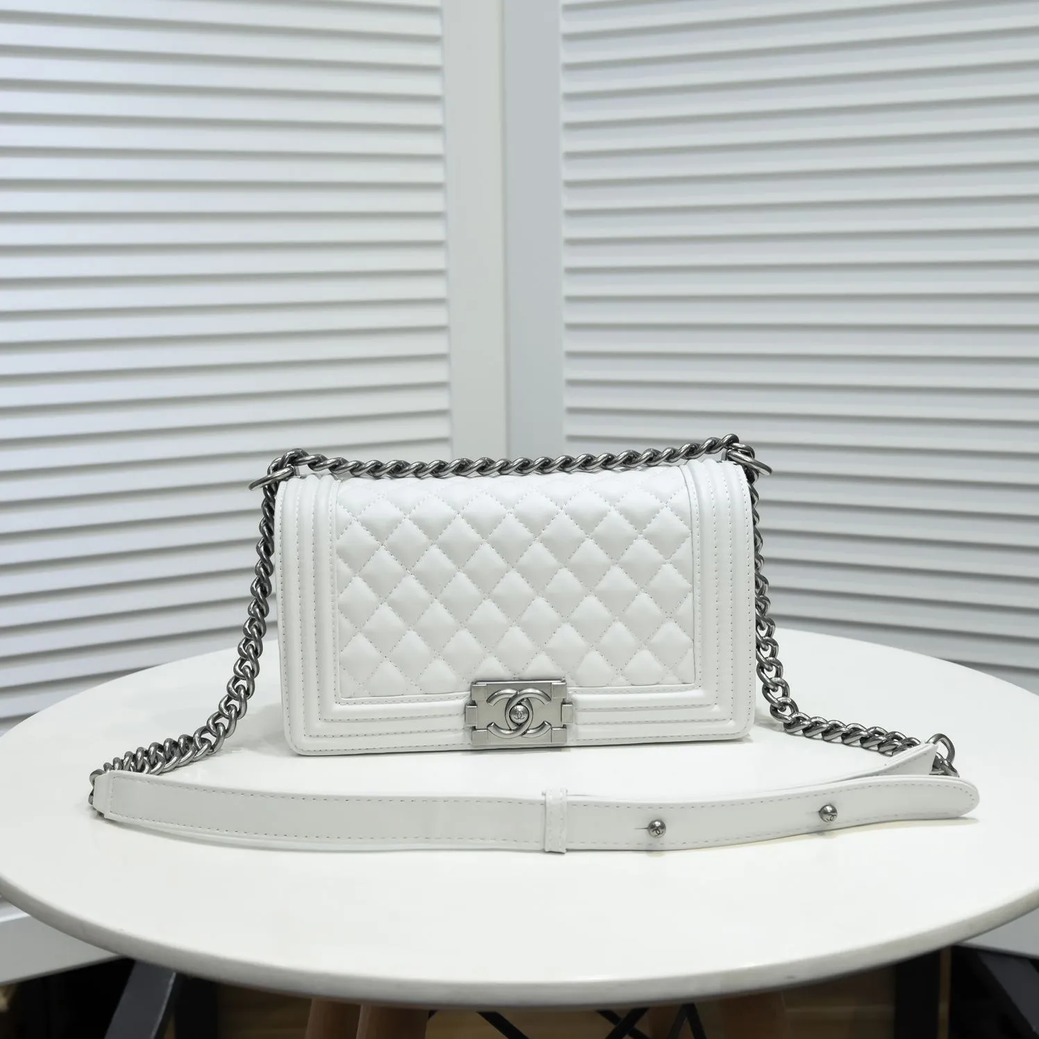 💰420￥ (Full sheepskin with original hardware) [Smile] Chanel Chanel 👑 Lambskin [Lightning] Thickened electroplated hardware accessories 🌈 The workmanship is comparable to the original order 💪 The bottom can be pinched and rebounded without trace, absolutely spot-on and real-life, fashionable and durable 💪💪 High-end quality, no pressure in and out of the diamond cabinet 💏, size 25*15*8cm, style number: 67086 ancient silver