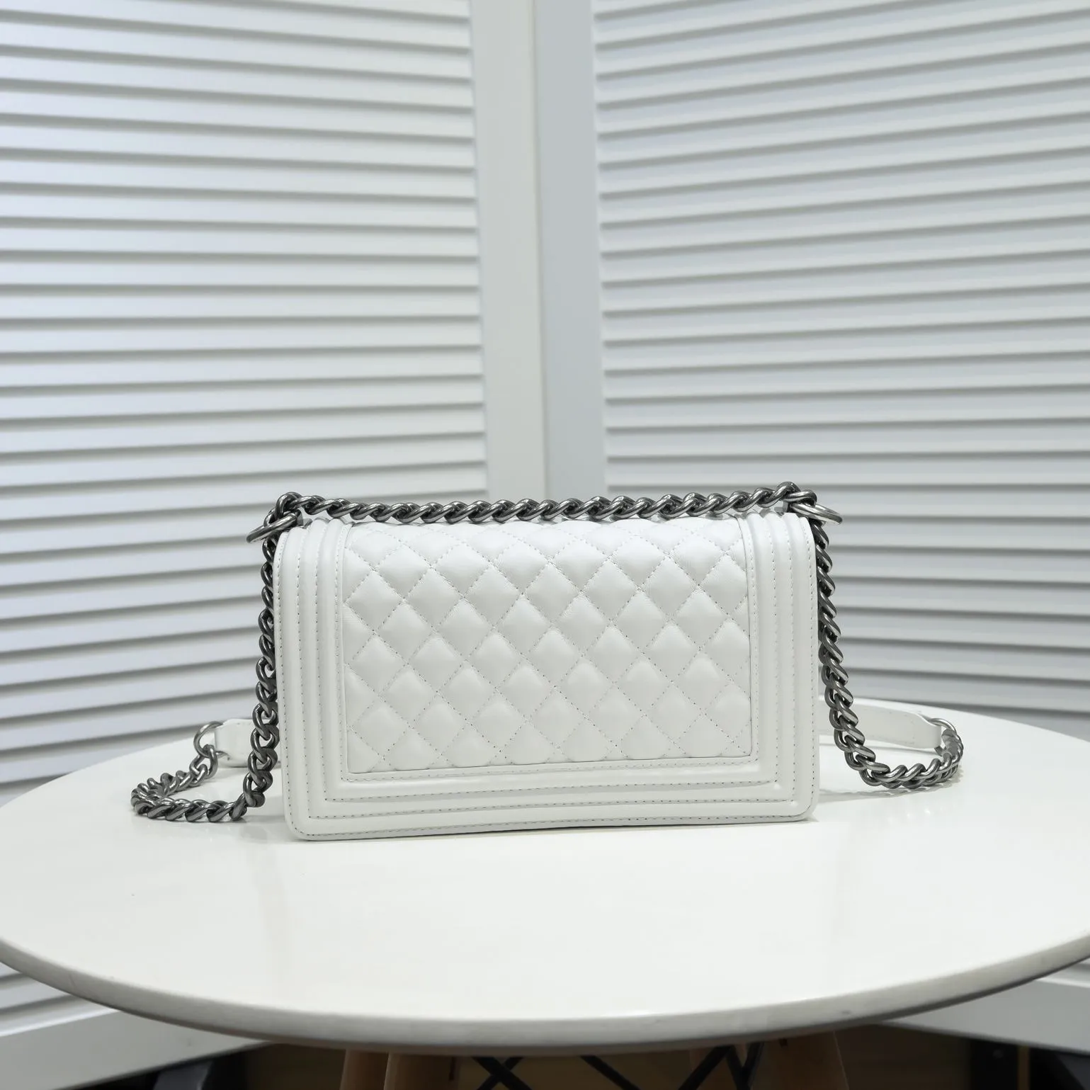 💰420￥ (Full sheepskin with original hardware) [Smile] Chanel Chanel 👑 Lambskin [Lightning] Thickened electroplated hardware accessories 🌈 The workmanship is comparable to the original order 💪 The bottom can be pinched and rebounded without trace, absolutely spot-on and real-life, fashionable and durable 💪💪 High-end quality, no pressure in and out of the diamond cabinet 💏, size 25*15*8cm, style number: 67086 ancient silver