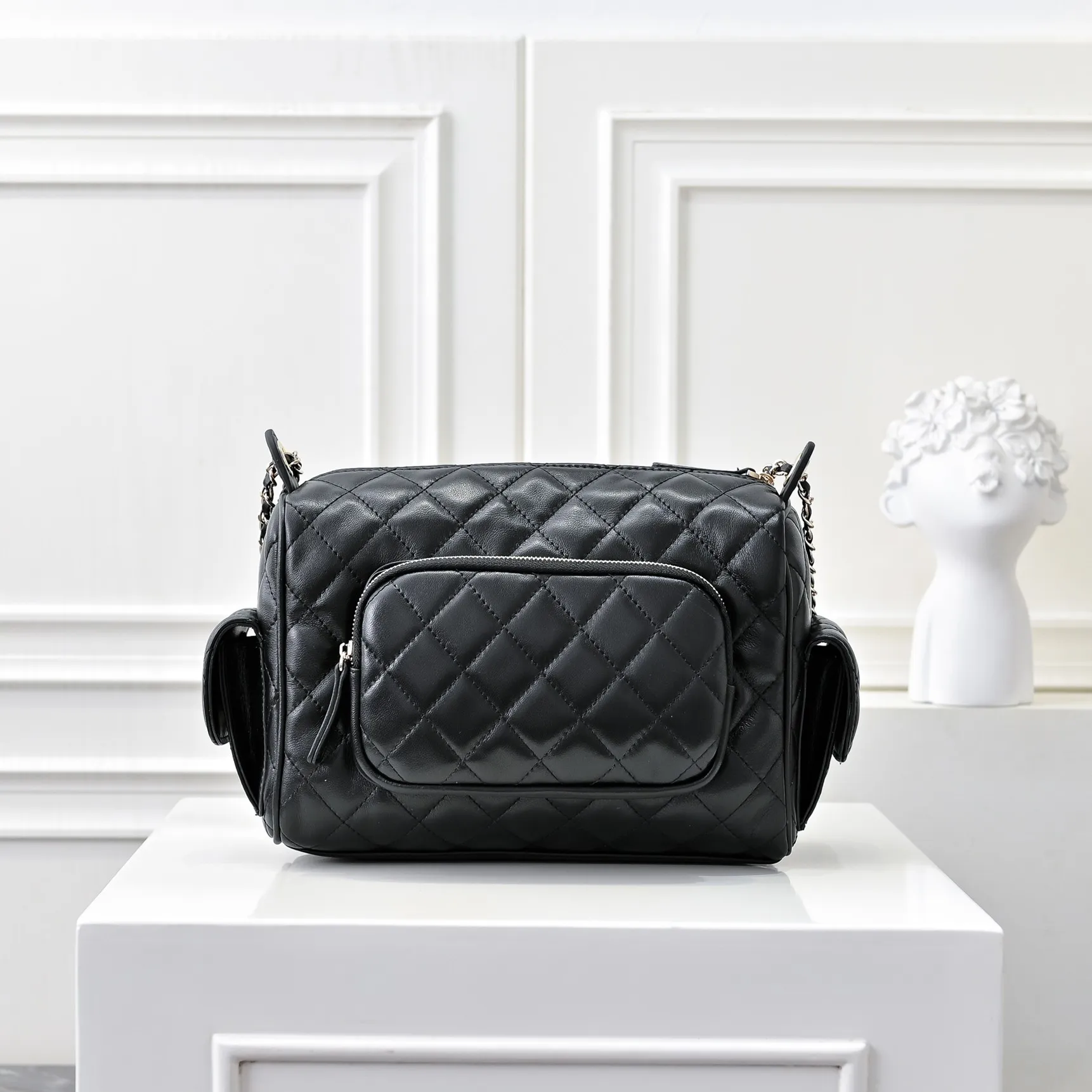 💰540￥👑 I like the new CHANEL 24K bowling camera bag so much, lambskin with gold metal. It feels soft and comfortable. The upper body is high-end; the multi-layer design adds a lot of surprises to travel. It is both casual and fashionable ❤️ It looks so high-end! Size: 25x18cm, style number: 1217