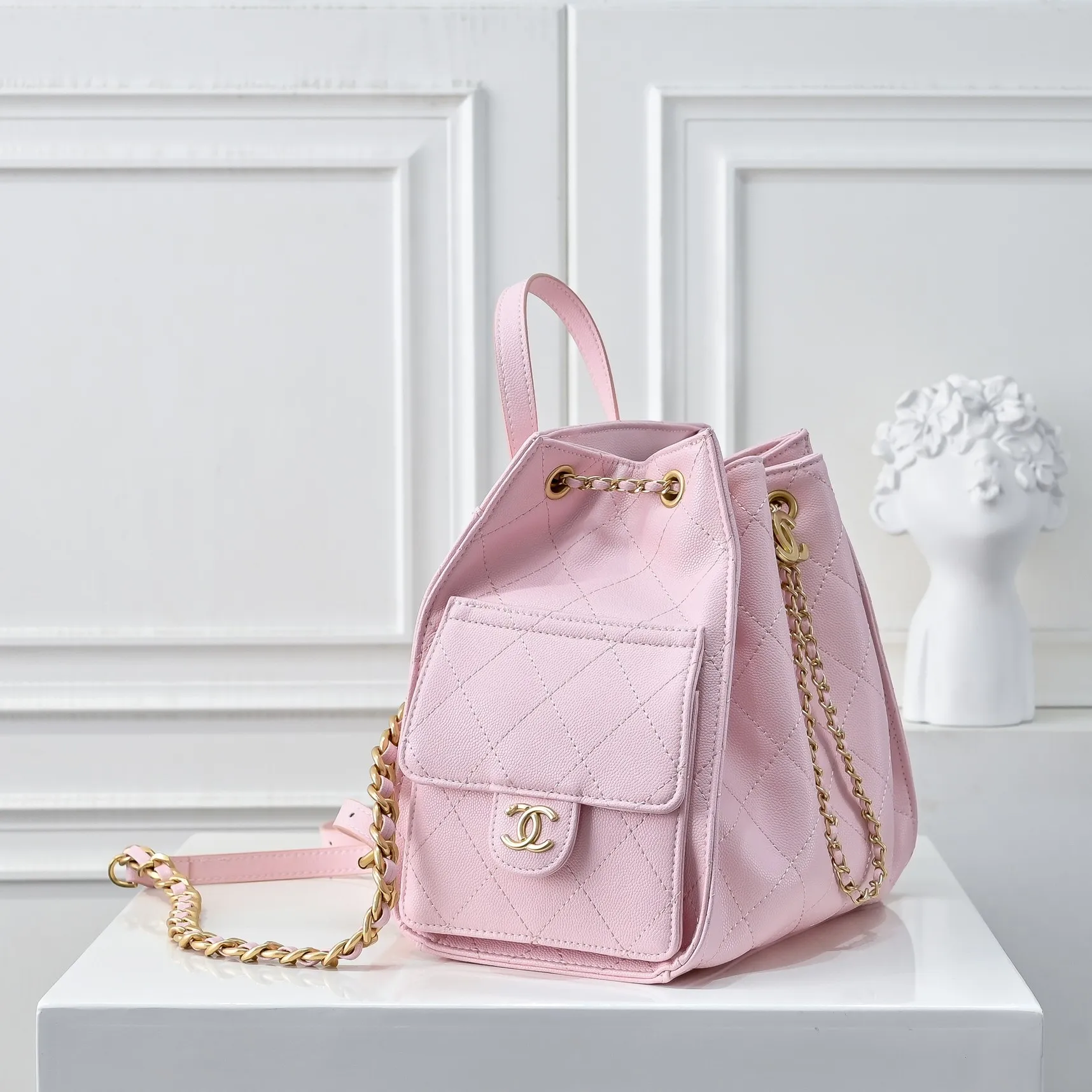 💰460￥Upgraded version of chanel 25c bag king ball pattern cowhide hobo shoulder hippie armpit bag small size retro gold coin button drawstring bucket bag + rhombus pattern + retro black gold classic chain design, full of high-end sense! A must-have for daily travel, with exquisite appearance and delicate texture, it can be easily worn in both casual and formal occasions. Size: 23-23-14 Style No.: 7017 Material: ball-grained cowhide
