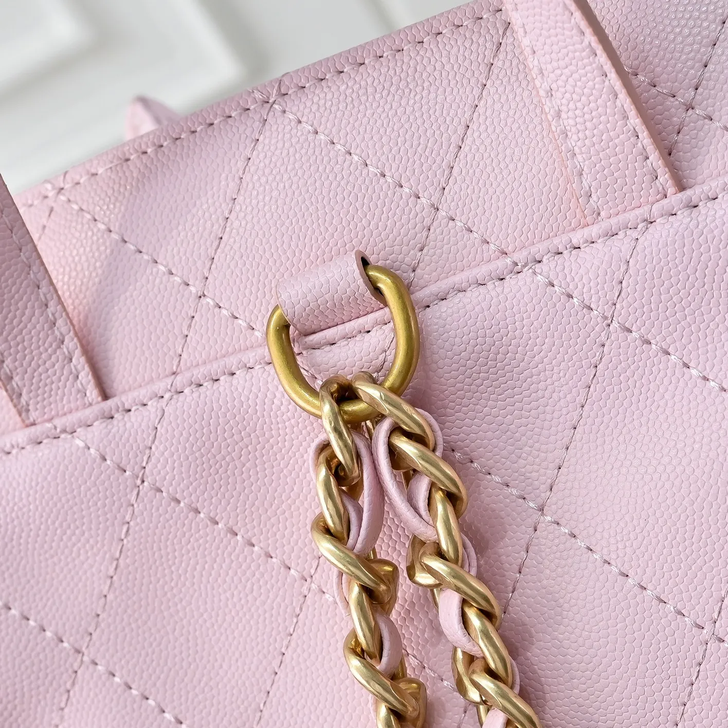 💰460￥Upgraded version of chanel 25c bag king ball pattern cowhide hobo shoulder hippie armpit bag small size retro gold coin button drawstring bucket bag + rhombus pattern + retro black gold classic chain design, full of high-end sense! A must-have for daily travel, with exquisite appearance and delicate texture, it can be easily worn in both casual and formal occasions. Size: 23-23-14 Style No.: 7017 Material: ball-grained cowhide
