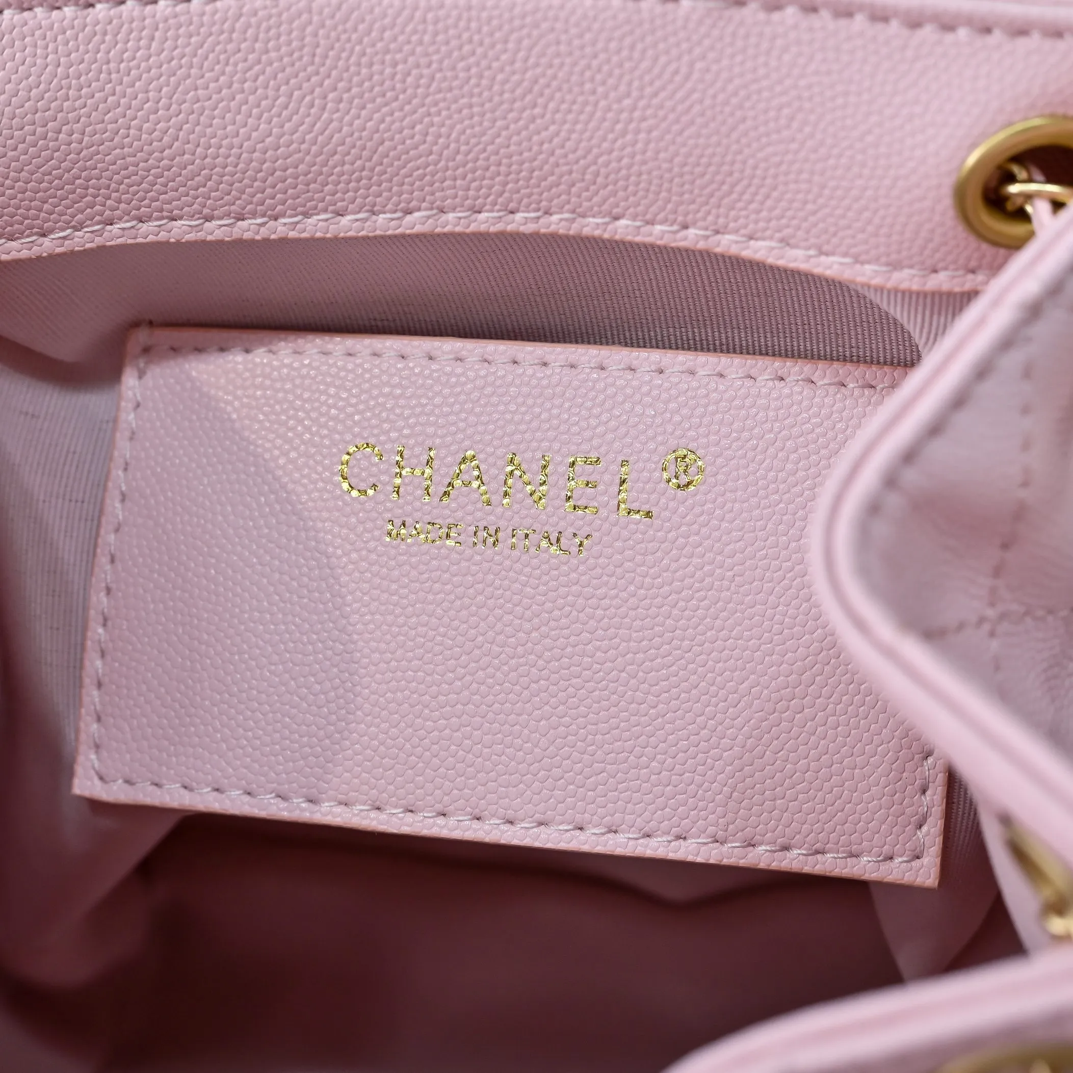 💰460￥Upgraded version of chanel 25c bag king ball pattern cowhide hobo shoulder hippie armpit bag small size retro gold coin button drawstring bucket bag + rhombus pattern + retro black gold classic chain design, full of high-end sense! A must-have for daily travel, with exquisite appearance and delicate texture, it can be easily worn in both casual and formal occasions. Size: 23-23-14 Style No.: 7017 Material: ball-grained cowhide