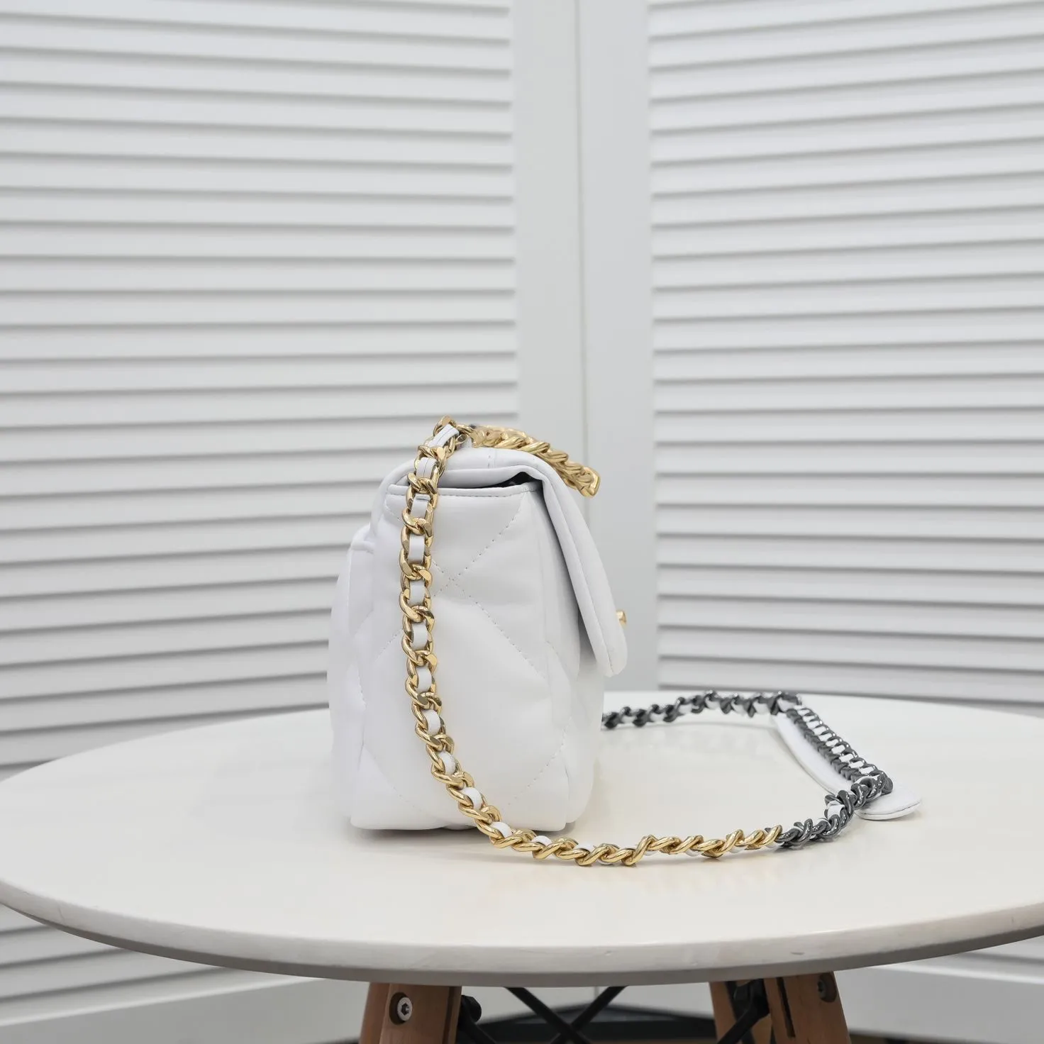 💰370￥Pure white small size Chanel’s latest hot model is now available📣📣Synchronized with counters🤭Imported cowhide🐂feels very soft. The upper body effect is super good, it can be carried by hand, on one shoulder or cross-body, showing the elegance and charm of women. Hurry up and get it. Style number: 9010. Size: 26*16*10cm.