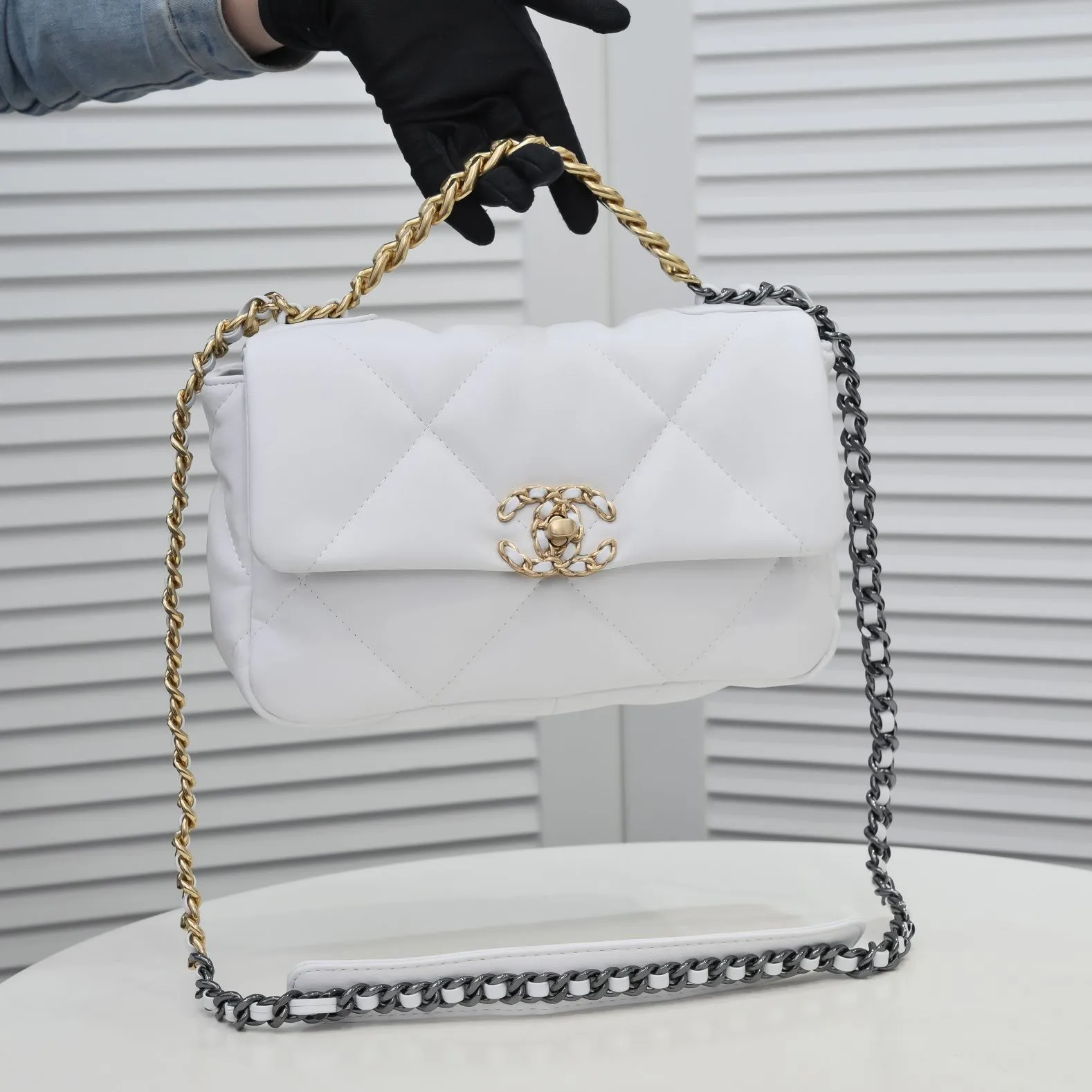 💰370￥Pure white small size Chanel’s latest hot model is now available📣📣Synchronized with counters🤭Imported cowhide🐂feels very soft. The upper body effect is super good, it can be carried by hand, on one shoulder or cross-body, showing the elegance and charm of women. Hurry up and get it. Style number: 9010. Size: 26*16*10cm.